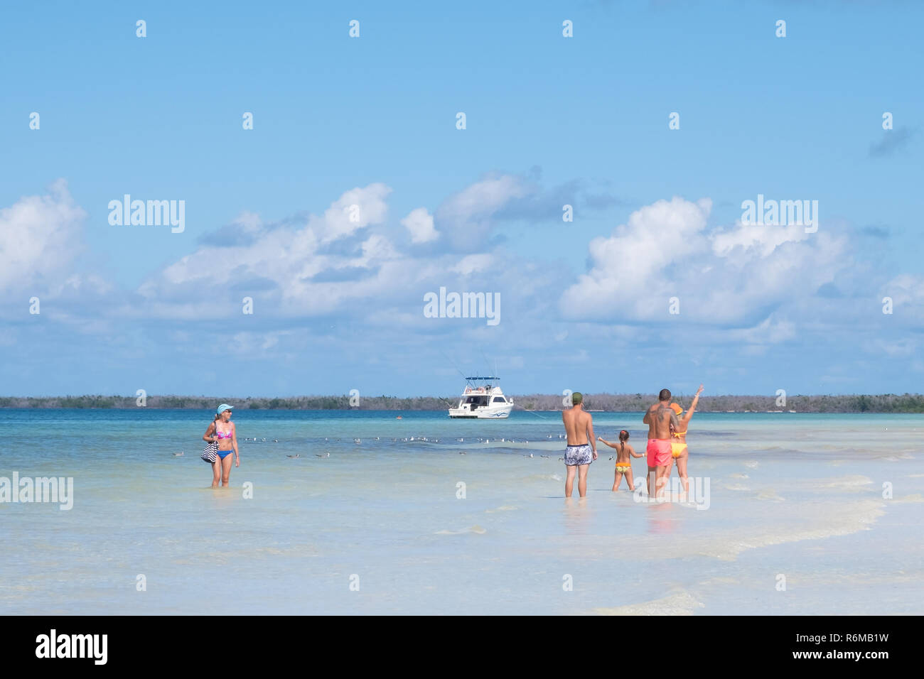 Junge Familie geniesst die warmen, klaren blauen Wasser der Bucht von Schweinen in Kuba. Stockfoto