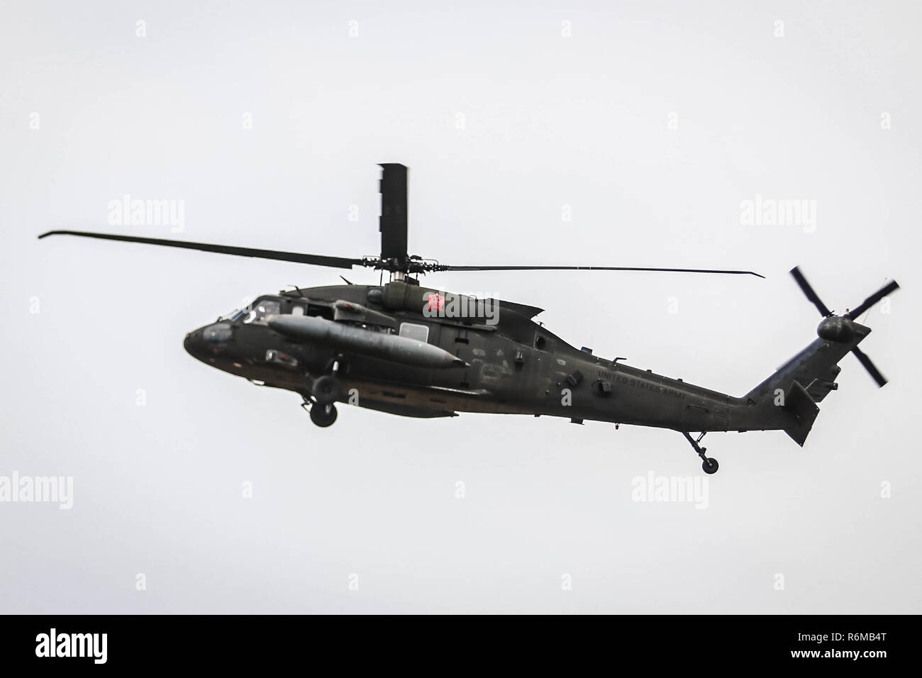 Ein UH-60 Blackhawk Hubschrauber 2 Assault Helicopter Bataillon zugeordnet, 82nd Combat Aviation Brigade, 82nd Airborne Division nimmt Flug das Ministerium für Heimatschutz und Zoll und Grenzschutz Beamten während der Boarder zu unterstützen, Nov. 28, 2018. Us Northern Command ist die militärische Unterstützung für das Ministerium für Heimatschutz und den US-amerikanischen Zoll- und Grenzschutzbehörden der südlichen Grenze der Vereinigten Staaten zu sichern. (Foto durch Armee Sgt. Steven Galimore, 82nd Combat Aviation Brigade) Stockfoto