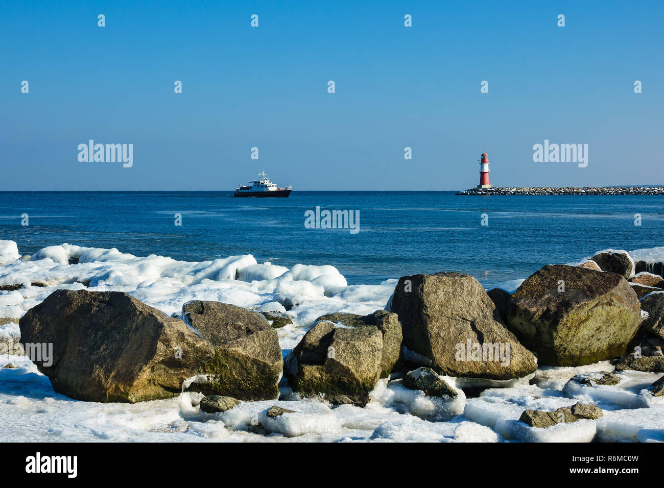 Die Pier in warnemÃ¼nde im Winter Stockfoto