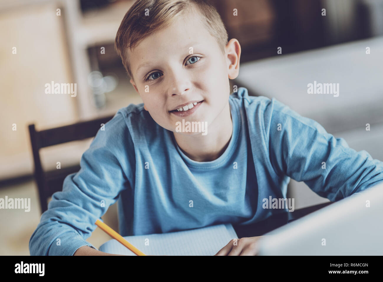 Portrait von fröhlichen Schüler, der auf der Kamera posieren Stockfoto