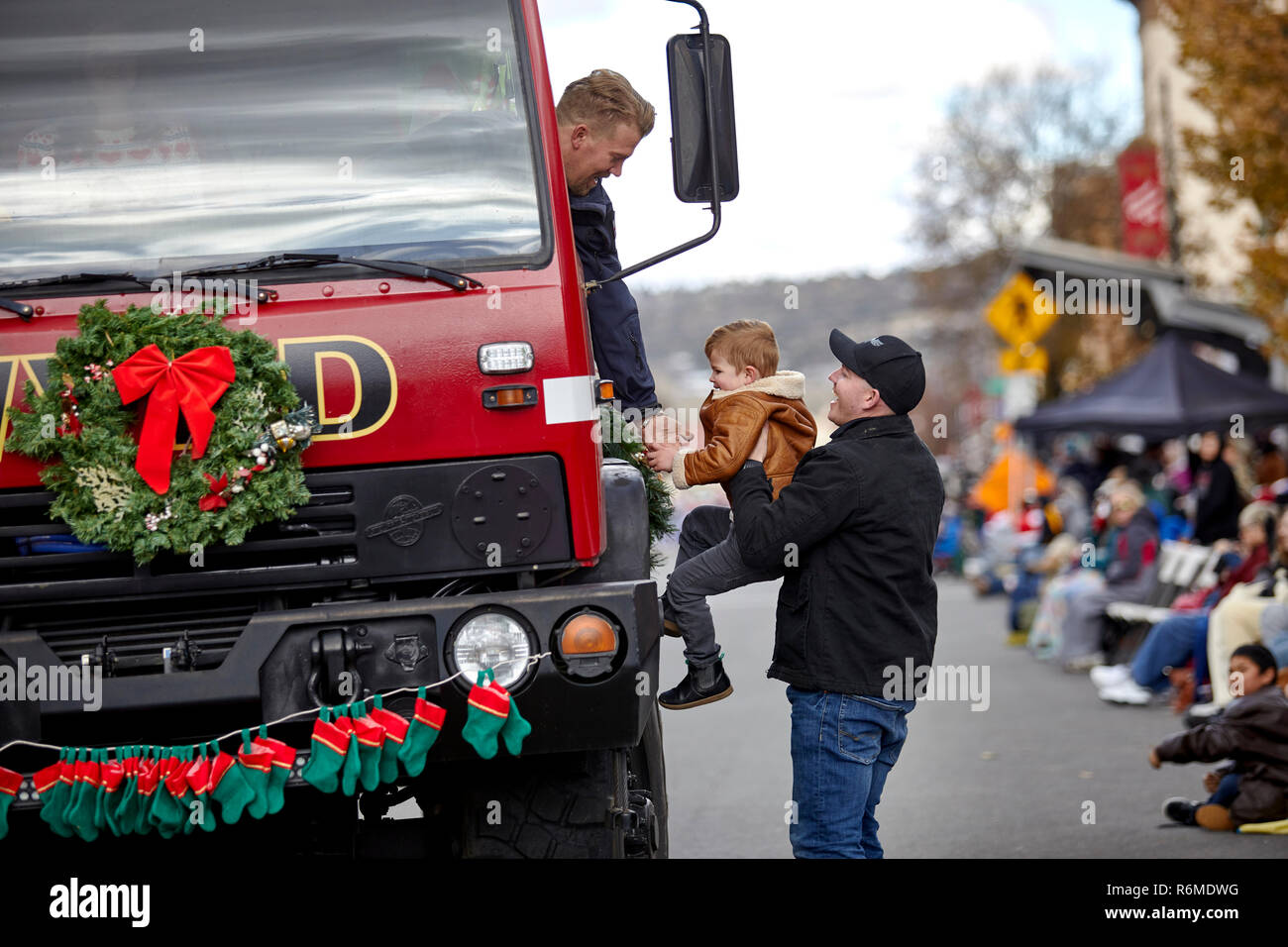 Prescott, Arizona, USA - Dezember 1, 2018: Feuerwehrmann erreichen Hände mit Jungen zu schütteln Stockfoto