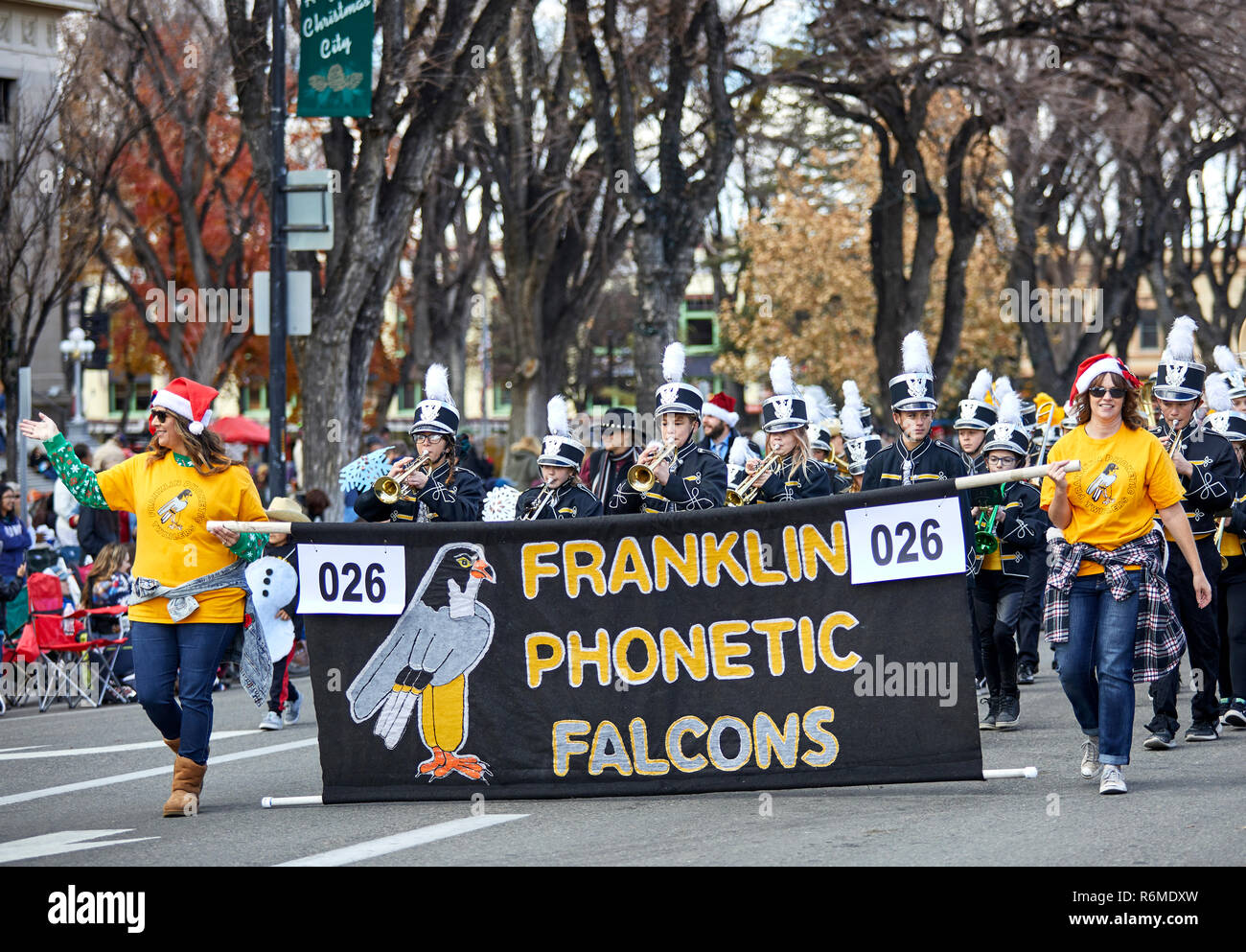 Prescott, Arizona, USA - Dezember 1, 2018: Franklin phonetische Falken marching band die Teilnahme an der Christmas Parade in der Innenstadt von Prescott Stockfoto