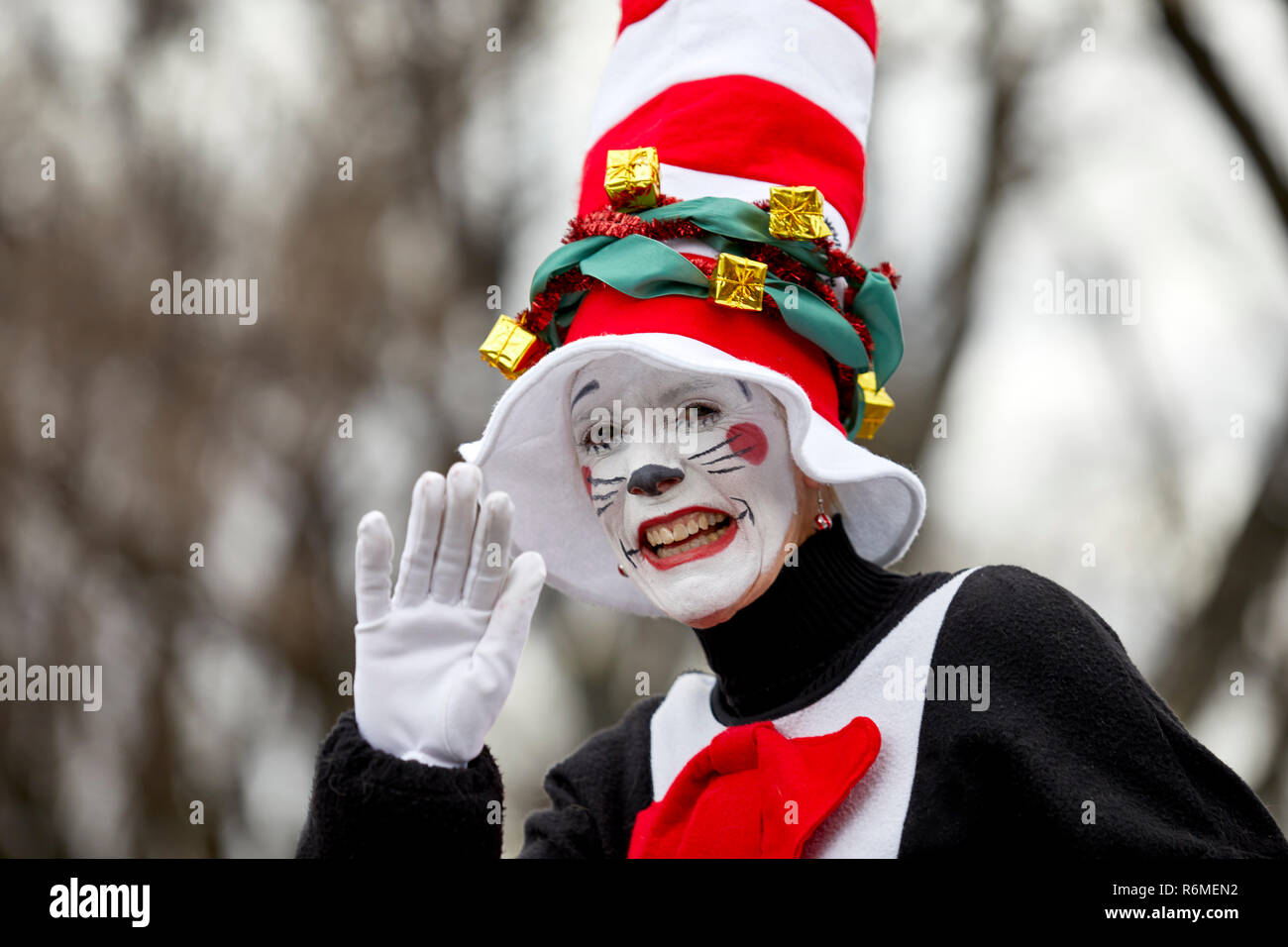 Prescott, Arizona, USA - Dezember 1, 2018: Frau trägt eine Katze im Hut Kostüm und winken, während der Teilnahme an der Christmas Parade in der Innenstadt von P Stockfoto