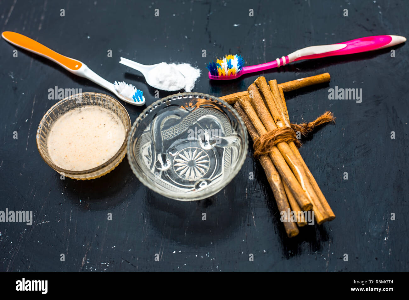 In der Nähe der besten und vertrauenswürdige Haupthilfsmittel für Zahnprobleme und gelbe Zähne, d. h. Backpulver mit Wasser und normale Zahnbürste es täglich dreimal. Stockfoto