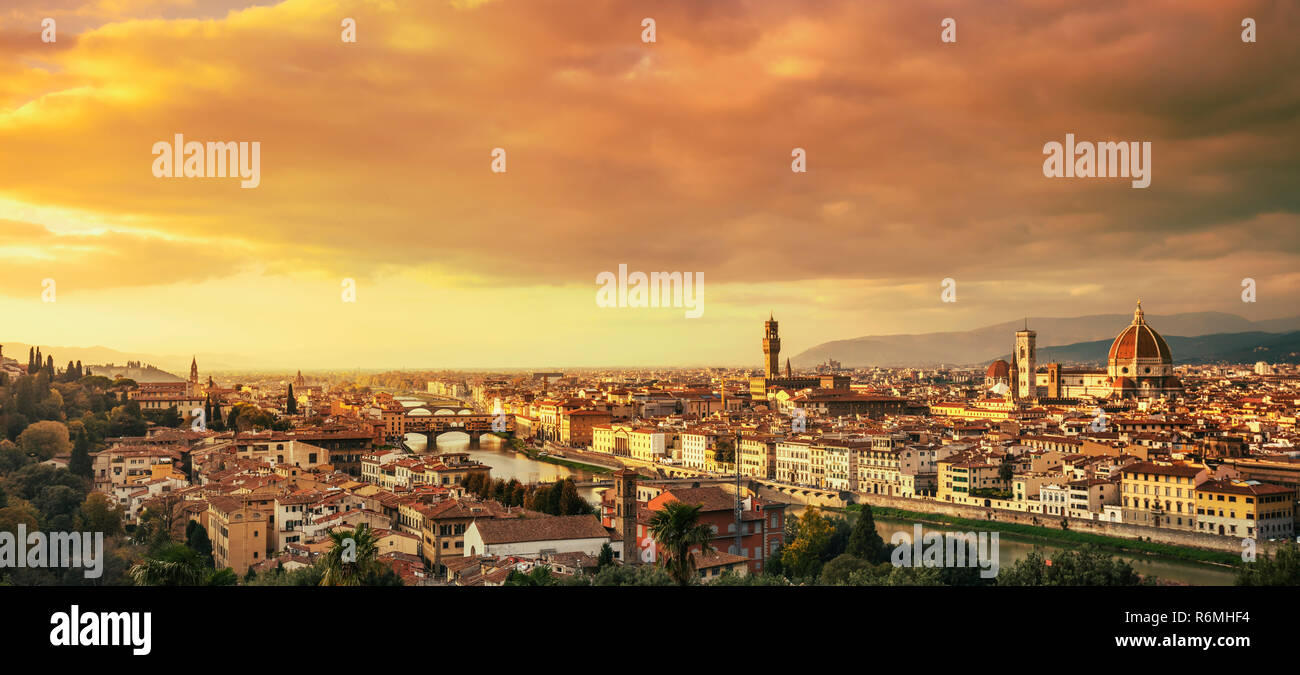 Florenz oder Firenze Sonnenuntergang Luftaufnahme Stadtbild. Panoramablick vom Michelangelo Park entfernt. Brücke Ponte Vecchio, Palazzo Vecchio und Dom. T Stockfoto