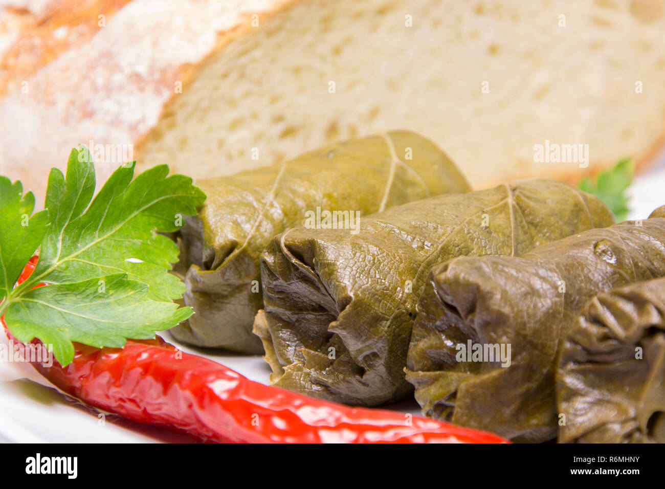 Weinblätter rollen. Sarmale, Dolma, dolmades, Sarma, golubtsy oder golabki  Stockfotografie - Alamy