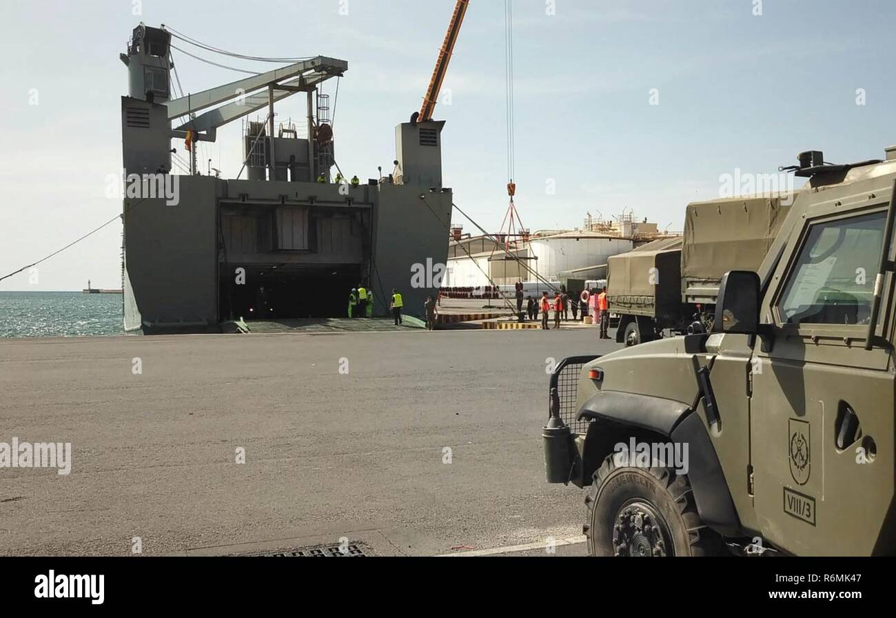 Am Mittwoch, dem 24. Mai wurden in den Hafen von Almería, Material und Fahrzeuge nach Rumänien zur Teilnahme an NATO Eingreiftruppe Übung edle springen 2017 geliefert. Unter dem on-Board-Material ist hohe taktische Mobilität Fahrzeuge (VACTAC), sowohl für Personal und Bewaffnung Transport, IVECO LMV (Light Multirole Vehicle) Fahrzeuge, Schwertransport LKW und PKW.    Truppen von der spanischen Legion Brigade, eine Einheit von der spanischen Armee und Spaniens Rapid Reaction Force, werden gemeinsam mit neun anderen NATO-Staaten, des Vereinigten Königreichs, zu dem Land Bestandteil der NATO sehr hohe Bereitschaft Task Force (VJTF geführt Stockfoto