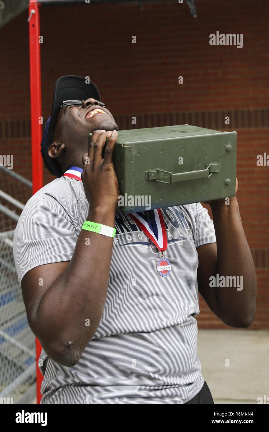 Als Leichtathlet versucht, Marine Corps Munition können Aufzüge in Murfreesboro, Tennessee, 26. Mai 2017. Marines mit Recruiting Unterstation Brentwood, RSS und RSS Rivergate Murfreesboro Tennessee Secondary School Athletic Association State Schiene Meisterschaft Teilnehmer Marine Corps Pull-ups und Munition können Aufzüge herausgefordert. Stockfoto