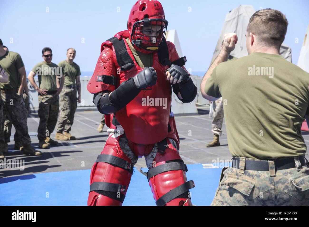 Mittelmeer (26. Mai 2017) der US-Marine Lance Cpl. Edgar Marquez, zu Bataillon Landung Team 3 Bataillon zugeordnet, 6 Marine Regiment (BLT 3/6), Balken gegen einen anderen Marine während eines Sicherheit Eingreiftruppe Kurs an Bord der San Antonio-Klasse amphibious Transport dock Schiff USS Mesa Verde LPD (19), 26. Mai 2017. Das Schiff ist mit der bataan Amphibious Ready Gruppe implementiert Maritime Security Operations und Theater Sicherheit Zusammenarbeit in den USA 6 Flotte Bereich der Aktivitäten zu unterstützen. Stockfoto