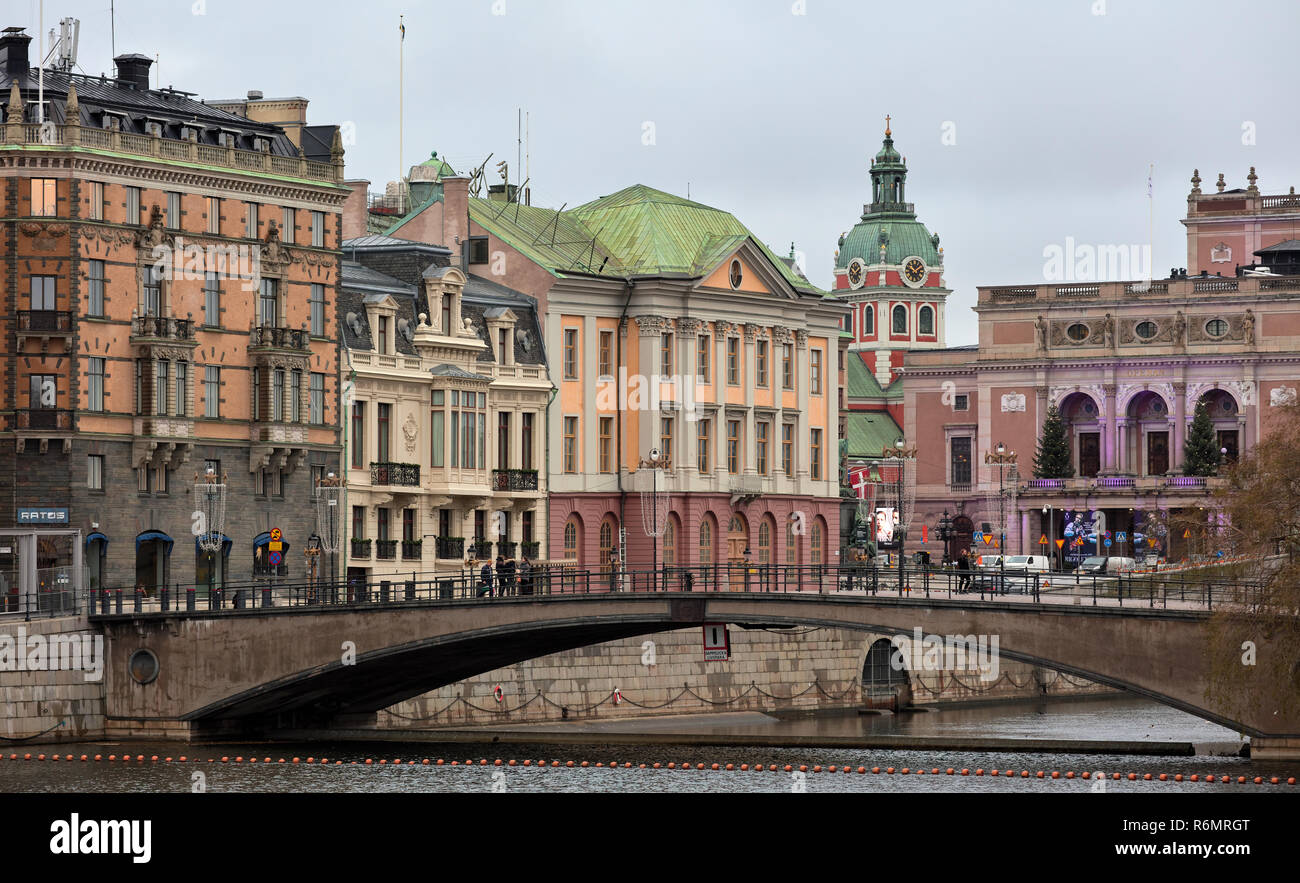 Blick auf Strömgatan über Riksbron von Vasabron, im Zentrum von Stockholm, Schweden Stockfoto