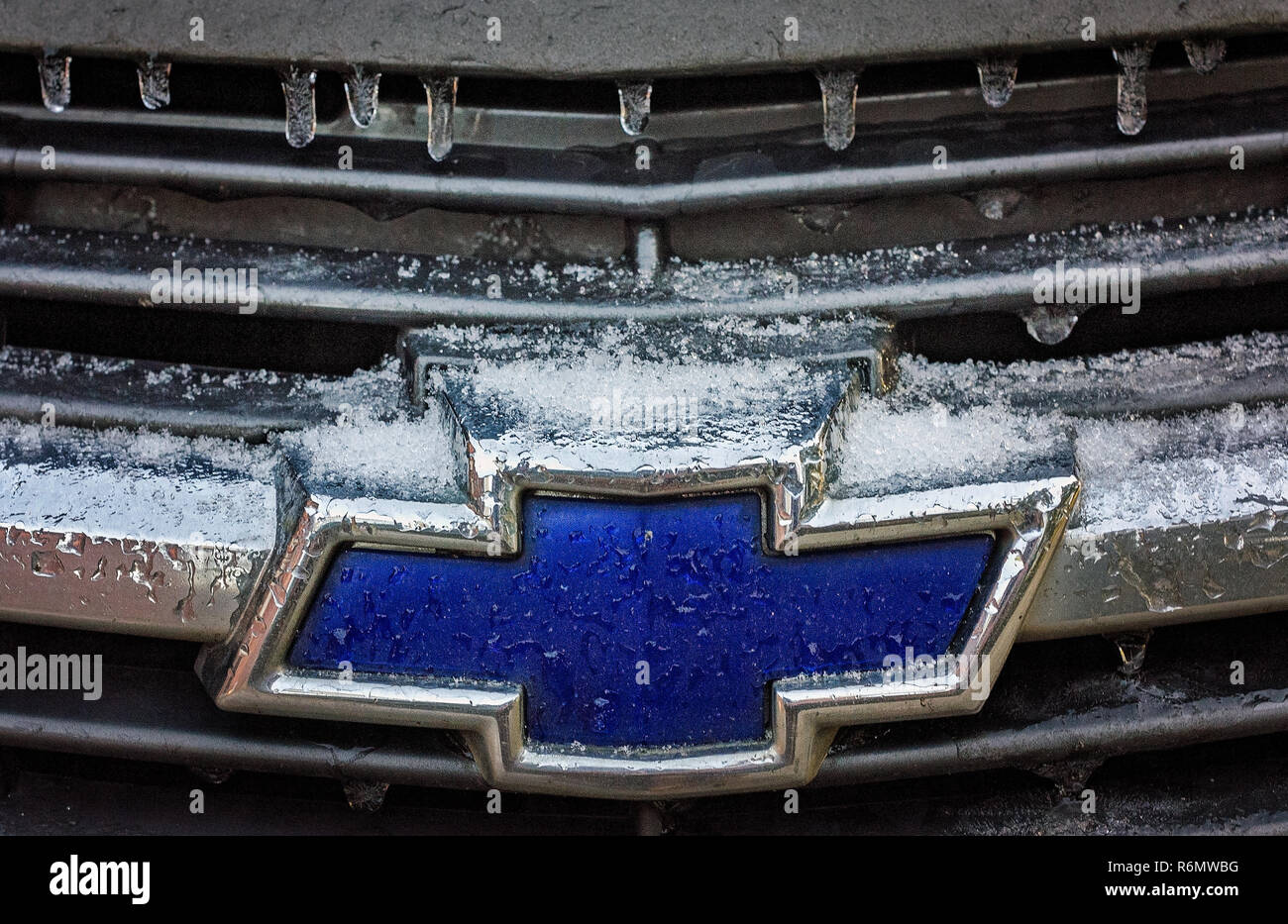 Eis bedeckt die vordere Grill von a​ Chevrolet Impala, 17. Januar 2018, in Coden, Ala eine Kaltfront ließ viel des Südens in Eis und Schnee bedeckt. Stockfoto