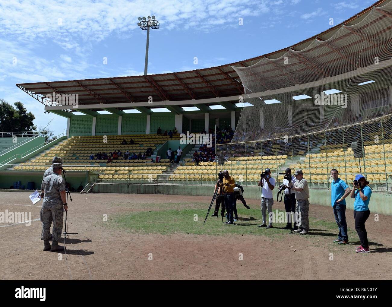 Us Air Force Colonel Michael Wehmeyer, die 346 Air Expeditionary Gruppenkommandant, Adressen von Teilnehmern und Eltern vor dem Beginn einer Baseball Clinic die Task Force für Bereich Kinder Mai 20, 2017, in San Juan de la Maguana, Dominikanische Republik gehostet werden. Der baseball Clinic, die von der Task Force in Zusammenarbeit mit verschiedenen Nichtregierungsorganisationen und anderen Organisationen organisiert, bot US-Mitglieder die Möglichkeit, ehemalige Major League Baseball Spieler und Trainer auf ein denkwürdiges Ereignis für 450 Kinder, Eltern und andere Teilnehmer zu unterstützen. Stockfoto