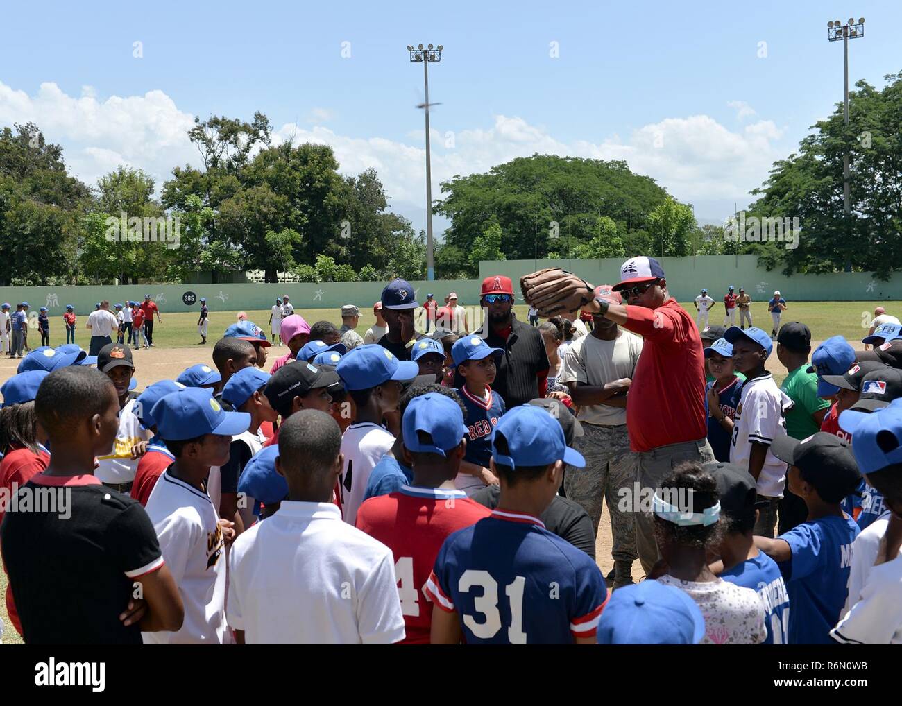 Cesar Mejia, ein ehemaliger Major League Baseball spieler aus der Dominikanischen Republik, Trainer die Teilnehmer in der richtigen Fang und Fielding während eines Baseball Clinic die task force Hosted für Bereich Kinder Mai 20, 2017, in San Juan de la Maguana, der Dominikanischen Republik, als Teil der neuen Horizonte 2017. Der baseball Clinic, die von der Task Force in Zusammenarbeit mit verschiedenen Nichtregierungsorganisationen und anderen Organisationen organisiert, bot US-Mitglieder die Möglichkeit, ehemalige Major League Baseball Spieler und Trainer auf ein denkwürdiges Ereignis für 450 Kinder, Eltern und andere Teilnehmer zu unterstützen. Stockfoto