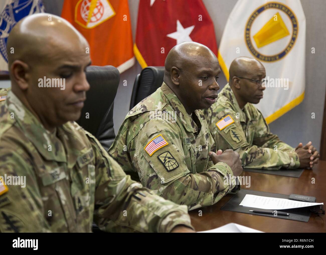 Us-Armee Master Sgt. Richard Torres (links), Command Sgt. Maj. Darris Curry, die NETCOM Command Sergeant Major (Mitte) und Sgt. Maj. Terrance Brooks (rechts), zugeordnet zu den Hauptsitz und Sitz der Gesellschaft (HHC) Netzwerk Enterprise Technology (Befehl NETCOM), beherbergt eine der Wettbewerber Briefing als Einführung in die 2017 NETCOM besten Krieger Wettbewerb in Fort Huachuca, Az, 11. Mai 2017. Der Wettbewerb ist eine anstrengende Woche, bei der die Tests die Fertigkeiten, das Wissen und die Professionalität von 11 Soldaten, die NETCOM nachgeordneten Organisationen. Stockfoto