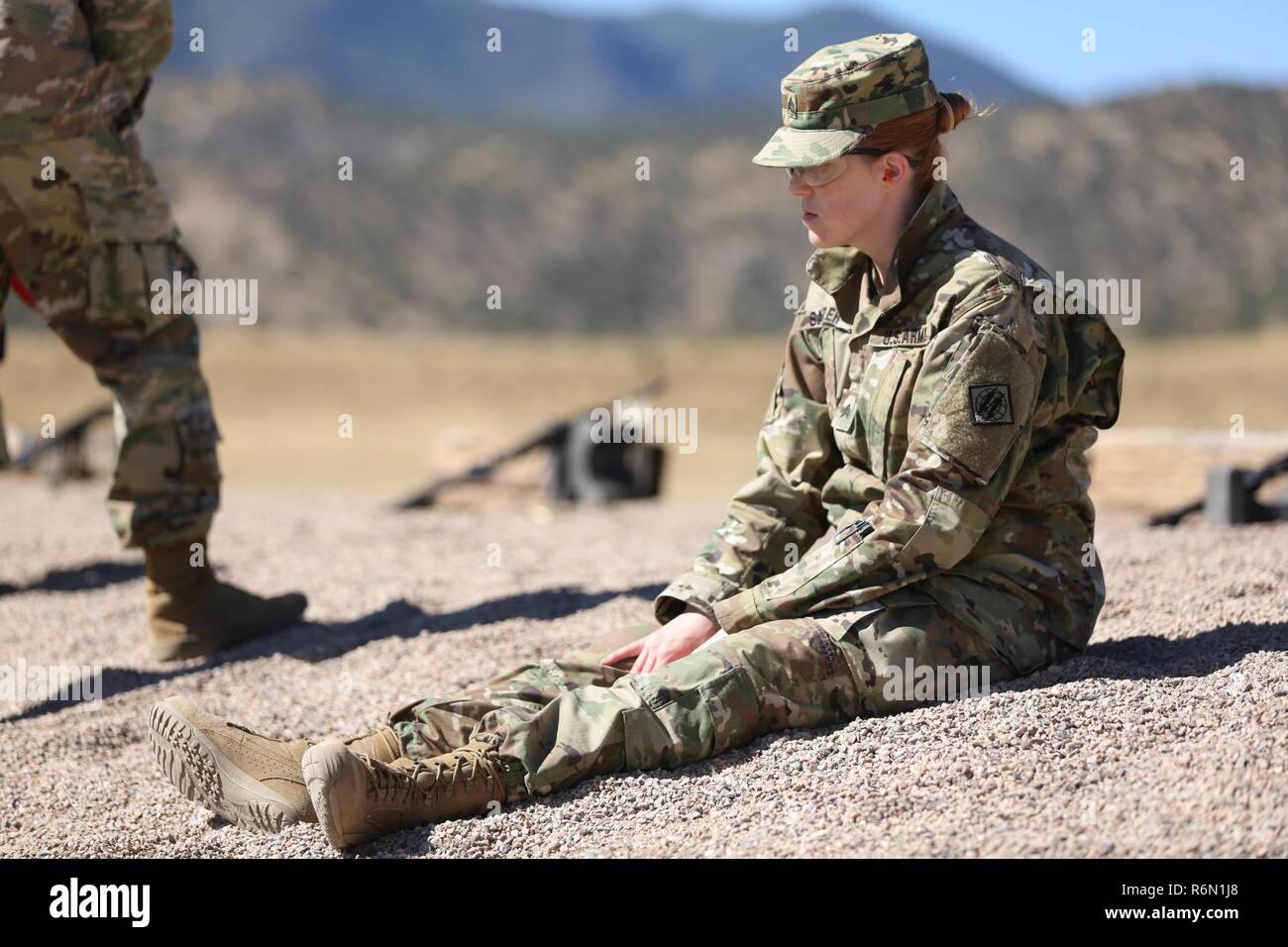 Us-Armee Sgt. Allison Sardler, 5 Signal (Theater), Hauptsitz Hauptsitz und Sitz der Loslösung (Hhd), 52 Signal Bataillon zugeordnet, erwartet weitere Anweisungen während der Einarbeitung Waffen" am Fort Huachucha, Az, 12. Mai 2017. Sardler ist ein Konkurrent im Jahr 2017 Netzwerk Enterprise Technology (Befehl NETCOM) besten Krieger Wettbewerb, einer anstrengenden Woche - lange Konkurrenz, daß die Tests, die physische und psychische Stärke von Soldaten, die NETCOM nachgeordneten Organisationen rund um den Globus. Stockfoto