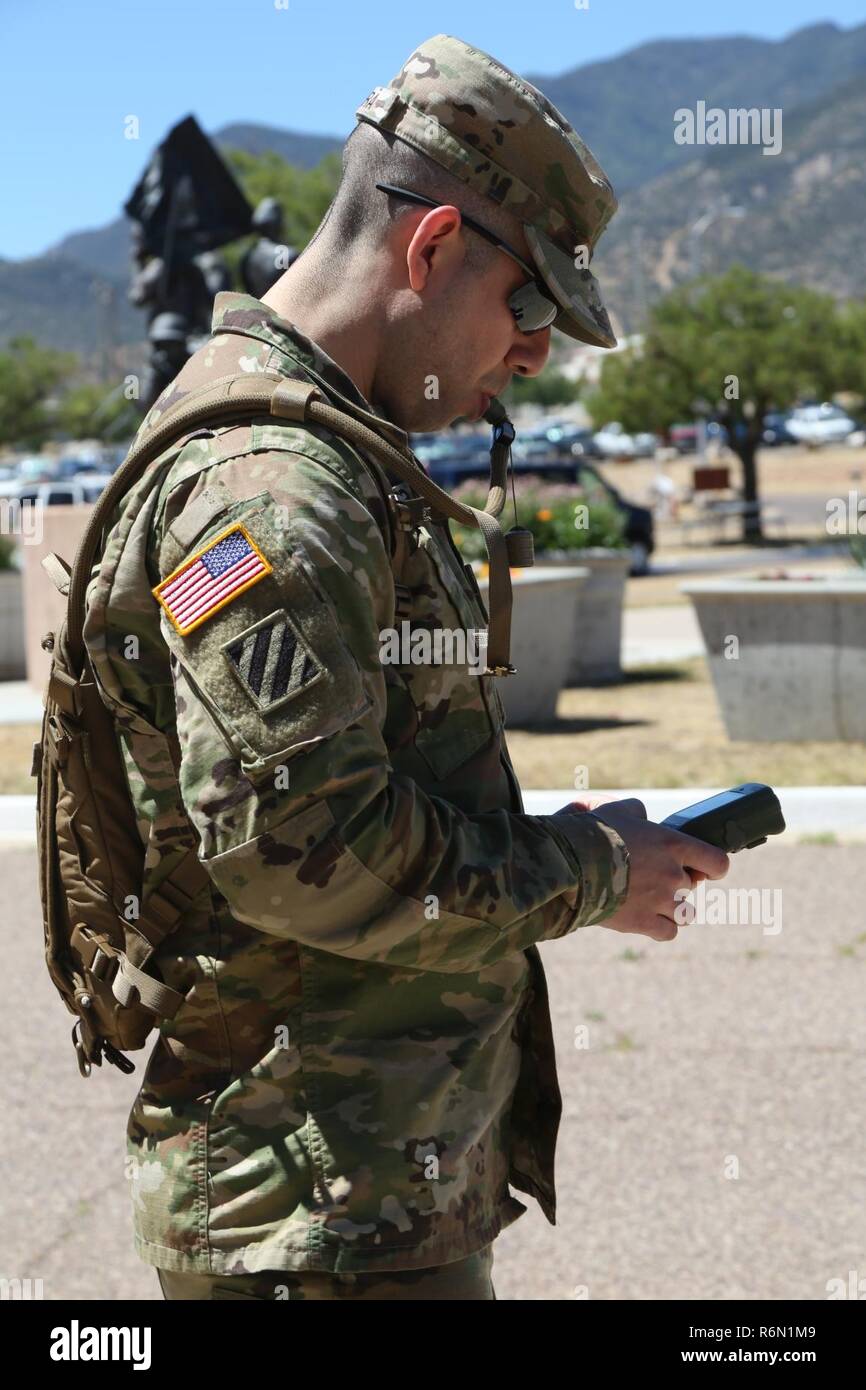 U.S. Army Staff Sgt. Javier Rivera, 5th Signal Command (Theater), Sitz und Hauptverwaltung Loslösung (Hhd), 52 Signal Battalion, Praktiken mit der Defense Advanced GPS-Empfänger (DAGR) während der Navigation Schulungen für Beste das Netzwerk Enterprise Technology Befehl Warrior's Wettbewerb in Fort Huachuca, Az, 11. Mai 2017 vergeben. Das Land navigation Schulungen von Soldaten beizubringen, wie man grid Grundstück Koordinaten auf eine militärische Karte, bestimmen einen Azimut, und sowohl der Kompass und das DAGR nutzen. Stockfoto