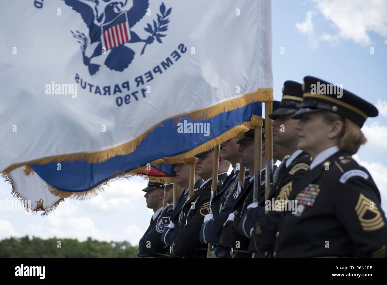 Ehrengarde Mitglieder der Ohio National Guard die Farben am honoree Zeremonie während der militärischen Anerkennung Tag auf der 42. jährlichen Memorial Turnier am 31.Mai 2017, in Muirfield Village Golf Club in Dublin, Ohio. Eine Induktion Zeremonie ist jedes Jahr veranstaltet die neue honoree und dass individuelle Leistungen und Beiträge zum Spiel des Golfs zu erkennen. Diese Ereignisse erinnern, die Gemeinschaft der Opfer der Männer und Frauen im Militär, für ihr Land, und auch militärische Mitglieder die Gelegenheit bieten, ihre Dankbarkeit für die Unterstützung, die Sie von Mitbürgern zeigen, Stockfoto