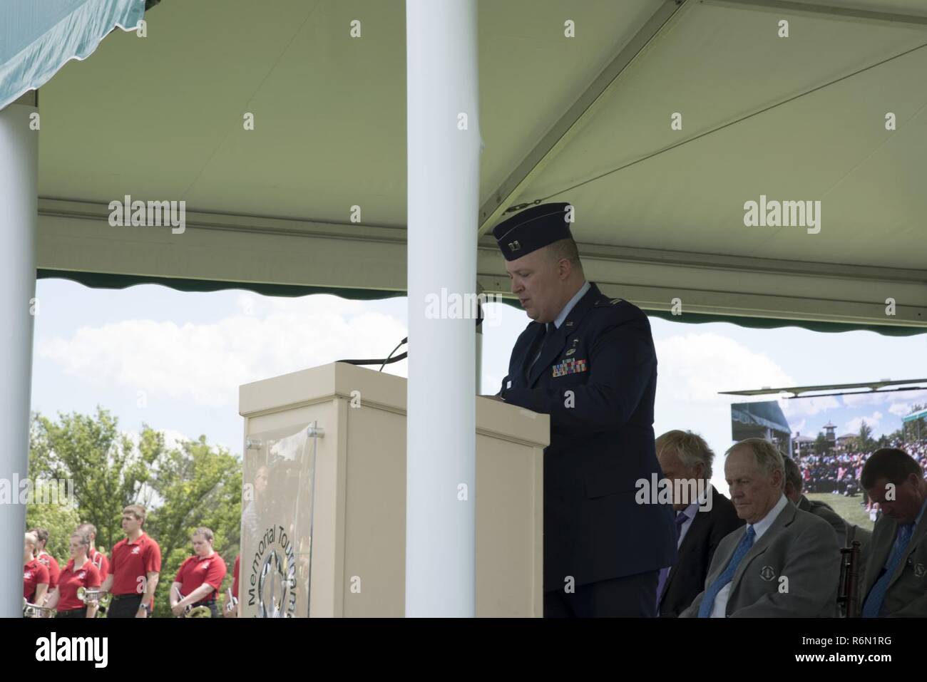 Kapitän Randy Barlow, der kaplan von der 179th Airlift Wing, Mansfield, Ohio, gibt der Aufruf an die honoree Zeremonie während der militärischen Anerkennung Tag auf der 42. jährlichen Memorial Turnier am 31.Mai 2017, in Muirfield Village Golf Club in Dublin, Ohio. Die Induktion Zeremonie ist jedes Jahr veranstaltet die neue honoree und dass individuelle Leistungen und Beiträge zum Spiel des Golfs zu erkennen. Diese Ereignisse erinnern, die Gemeinschaft der Opfer der Männer und Frauen im Militär, für ihr Land, und auch militärische Mitglieder die Gelegenheit bieten, ihre Dankbarkeit für die su zu zeigen Stockfoto