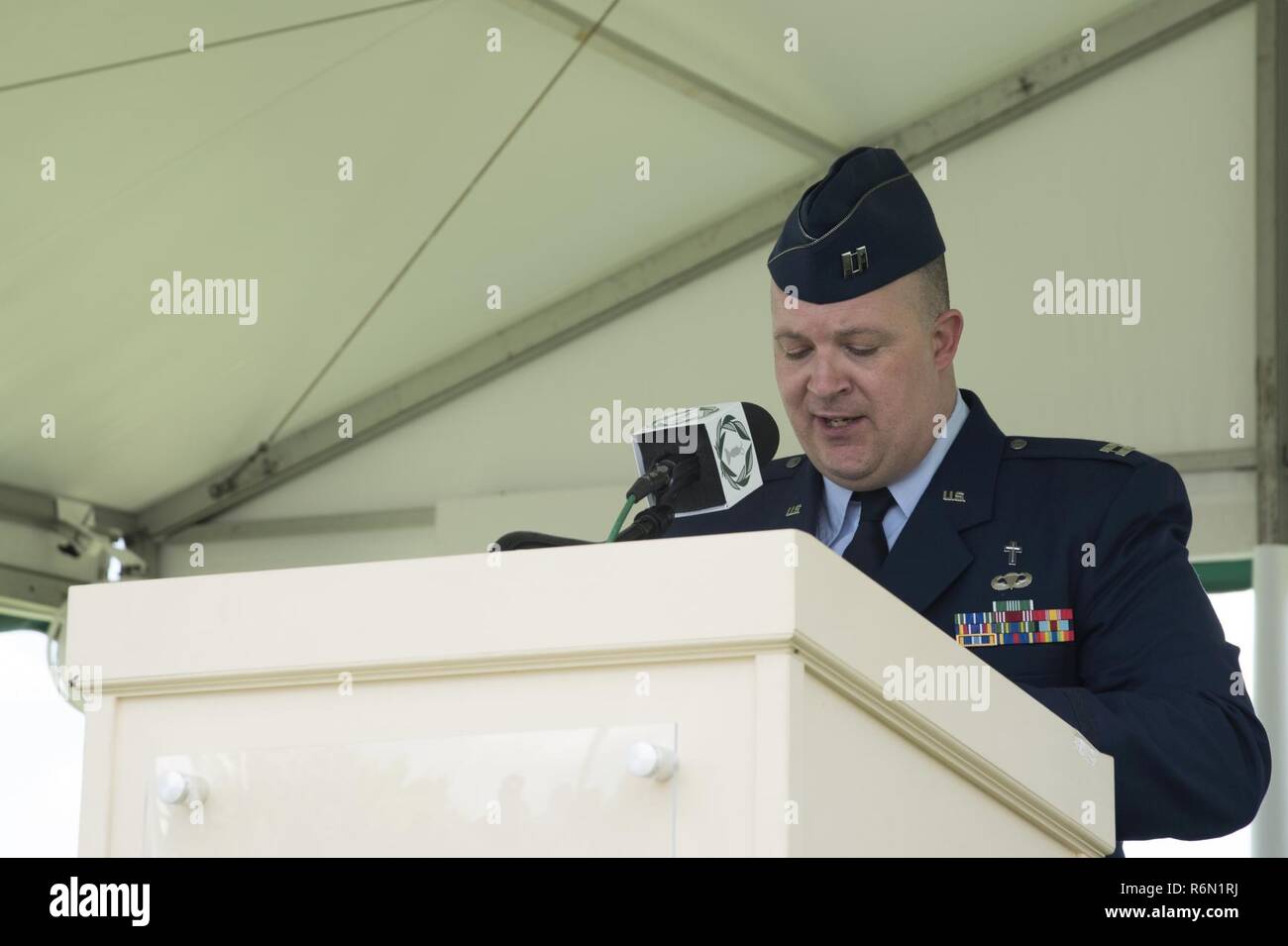 Kapitän Randy Barlow, der kaplan von der 179th Airlift Wing, Mansfield, Ohio, gibt der Aufruf an die honoree Zeremonie während der militärischen Anerkennung Tag auf der 42. jährlichen Memorial Turnier am 31.Mai 2017, in Muirfield Village Golf Club in Dublin, Ohio. Die Induktion Zeremonie ist jedes Jahr veranstaltet die neue honoree und dass individuelle Leistungen und Beiträge zum Spiel des Golfs zu erkennen. Diese Ereignisse erinnern, die Gemeinschaft der Opfer der Männer und Frauen im Militär, für ihr Land, und auch militärische Mitglieder die Gelegenheit bieten, ihre Dankbarkeit für die su zu zeigen Stockfoto