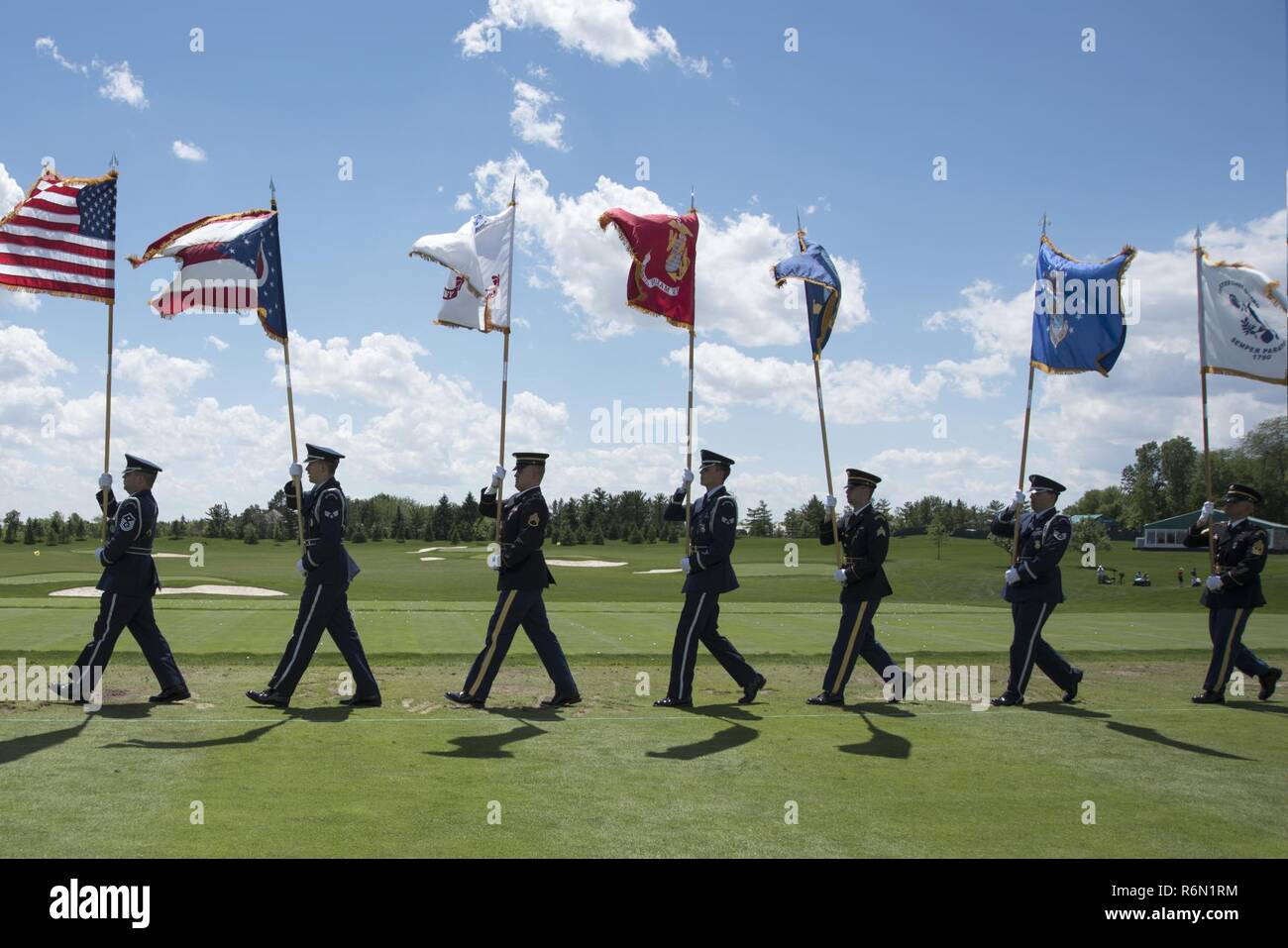 Ehrengarde Mitglieder der Ohio National Guard die Farben am honoree Zeremonie während der militärischen Anerkennung Tag auf der 42. jährlichen Memorial Turnier am 31.Mai 2017, in Muirfield Village Golf Club in Dublin, Ohio. Die Induktion Zeremonie ist jedes Jahr veranstaltet die neue honoree und dass individuelle Leistungen und Beiträge zum Spiel des Golfs zu erkennen. Diese Ereignisse erinnern, die Gemeinschaft der Opfer der Männer und Frauen im Militär, für ihr Land, und auch militärische Mitglieder die Gelegenheit bieten, ihre Dankbarkeit für die Unterstützung, die Sie von Mitbürger zeigen, Stockfoto