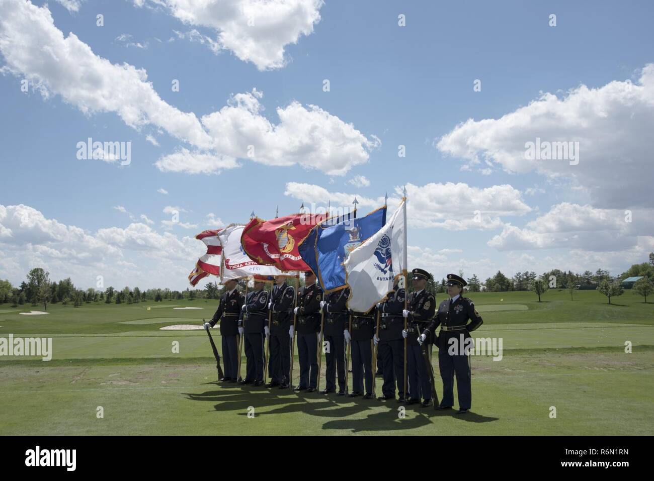 Ehrengarde Mitglieder der Ohio National Guard die Farben am honoree Zeremonie während der militärischen Anerkennung Tag auf der 42. jährlichen Memorial Turnier am 31.Mai 2017, in Muirfield Village Golf Club in Dublin, Ohio. Die Induktion Zeremonie ist jedes Jahr veranstaltet die neue honoree und dass individuelle Leistungen und Beiträge zum Spiel des Golfs zu erkennen. Diese Ereignisse erinnern, die Gemeinschaft der Opfer der Männer und Frauen im Militär, für ihr Land, und auch militärische Mitglieder die Gelegenheit bieten, ihre Dankbarkeit für die Unterstützung, die Sie von Mitbürger zeigen, Stockfoto