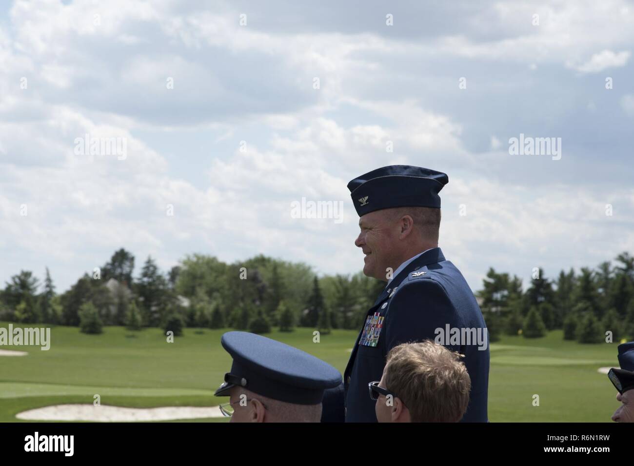 Verehrte Besucher, Oberst Jim Camp, der Kommandant des 179Th Airlift Wing, Mansfield, Ohio, ist an der honoree Zeremonie während der militärischen Anerkennung Tag auf der 42. jährlichen Memorial Turnier anerkannt am 31. Mai 2017, in Muirfield Village Golf Club in Dublin, Ohio. Die Induktion Zeremonie ist jedes Jahr veranstaltet die neue honoree und dass individuelle Leistungen und Beiträge zum Spiel des Golfs zu erkennen. Diese Ereignisse erinnern, die Gemeinschaft der Opfer der Männer und Frauen im Militär, für ihr Land, und auch militärische Mitglieder die Gelegenheit bieten, ihre Dankbarkeit zu zeigen, w Stockfoto