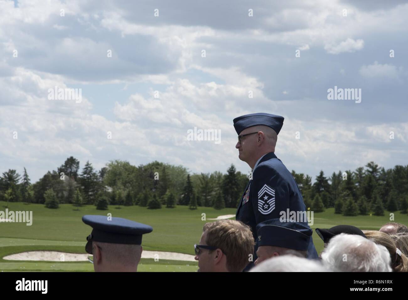 Verehrte Besucher, Chief Master Sgt. Markieren Dyer, der Befehl Chef des 179Th Airlift Wing, Mansfield, Ohio, ist an der honoree Zeremonie während der militärischen Anerkennung Tag auf der 42. jährlichen Memorial Turnier anerkannt am 31. Mai 2017, in Muirfield Village Golf Club in Dublin, Ohio. Die Induktion Zeremonie ist jedes Jahr veranstaltet die neue honoree und dass individuelle Leistungen und Beiträge zum Spiel des Golfs zu erkennen. Diese Ereignisse erinnern, die Gemeinschaft der Opfer der Männer und Frauen im Militär, für ihr Land, und auch militärische Mitglieder bieten eine Gelegenheit, zu zeigen, Stockfoto