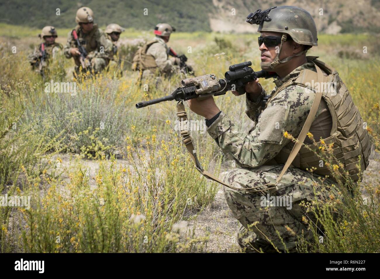 Die Gunner Mate 1. Klasse Erik Davila, Flotte bekämpfen Kamera Pazifik zugewiesen, führt die Patrouillen Techniken mit Matrosen zu Fccp während der Flotte bekämpfen Kamera Pacific (Fccp) Übung Sommer Quick Shot 2017, Azusa, Kalifornien, 24. Mai 2017 vergeben. Quick Shot ist ein halbjährlicher FCCP Übung, die Ihnen live - Feuer- und visuelle Informationen Ausbildung zur gemeinsamen Bekämpfung der Kamera. Stockfoto