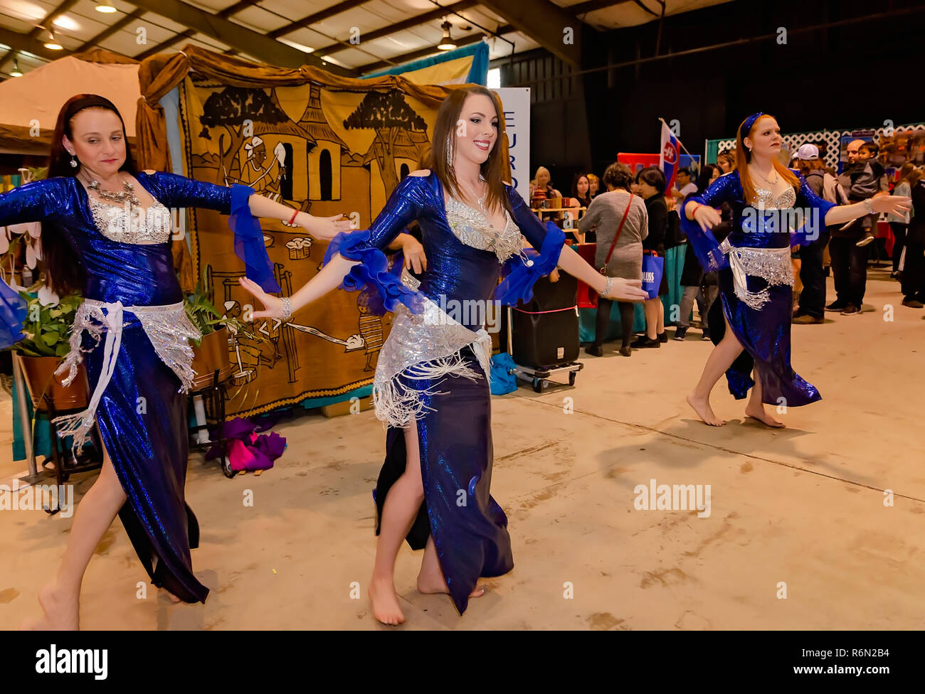 Frauen haben ein traditioneller ägyptischer Tanz auf der 34. jährlichen Mobile International Festival, Nov. 17, 2018 in Mobile, Alabama. Stockfoto