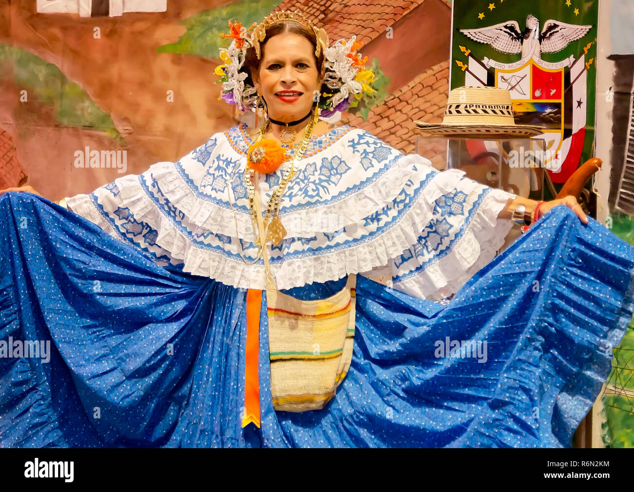 Eine panamasche Frau zeigt ihre Kostüm auf der 34. jährlichen Mobile International Festival, Nov. 17, 2018 in Mobile, Alabama. Stockfoto
