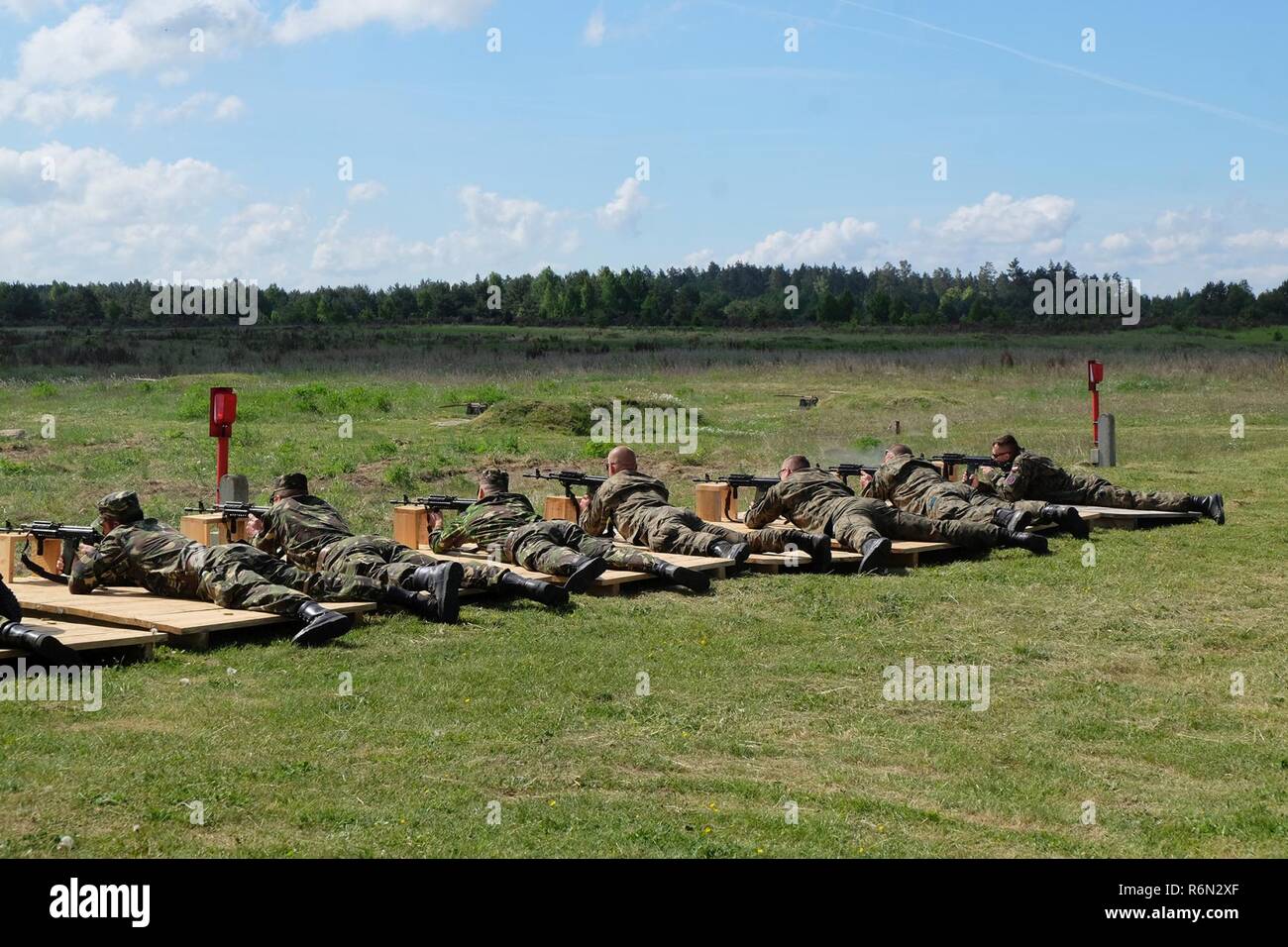 Battle Group Polen Rumänische Soldaten gegen die polnische Soldaten mit dem Beryll 5,56 mm Sturmgewehr während eines polnischen Veteranen Tag bundesschiessen in der Nähe von bemowo Piskie Training Area 27. Mai. Die multinationalen Battle Group ist in Polen als Teil der NATO-Enhanced, Präsenz und die Soldaten haben gut mit dem in der Nähe gelegenen Gemeinden alle als ein Weg, den die Bürger ihre Präsenz und über die Mission der Battle Group zu Lernen aktiv gewesen. Stockfoto