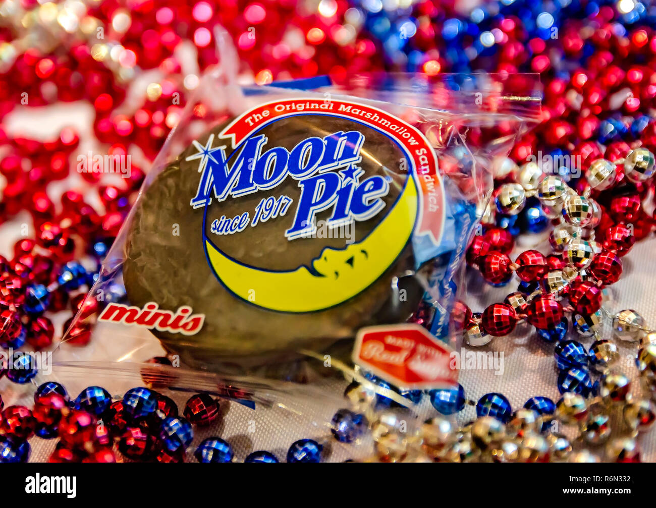 Eine Schokolade, MoonPie mini legt auf eine Tabelle mit Rot, Blau und Silber Mardi Gras Perlen, Nov. 17, 2018 in Mobile, Alabama. Stockfoto