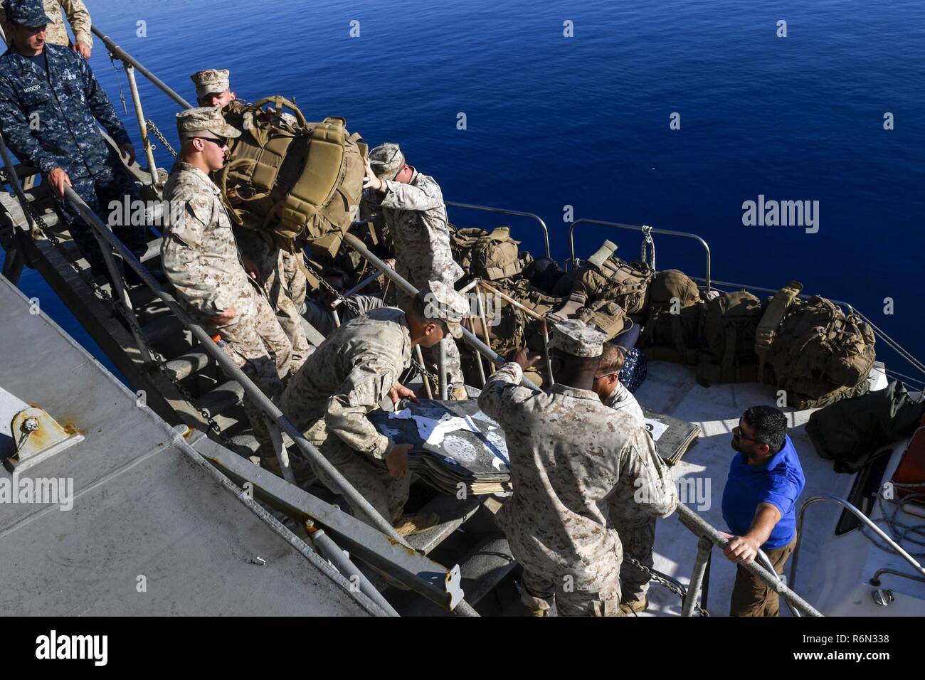 Mittelmeer (24. Mai 2017) - Marines aus der 24 Marine Expeditionary Unit sind an Bord der USNS Big Horn, 24. Mai 2017 gebracht. Big Horn, eine militärische Sealift Command Flotte Auffüllung Öler unterstützt derzeit in Europa und Afrika, war der Transport von Marines im Rahmen der Operation eifrig Lion 2017. Stockfoto