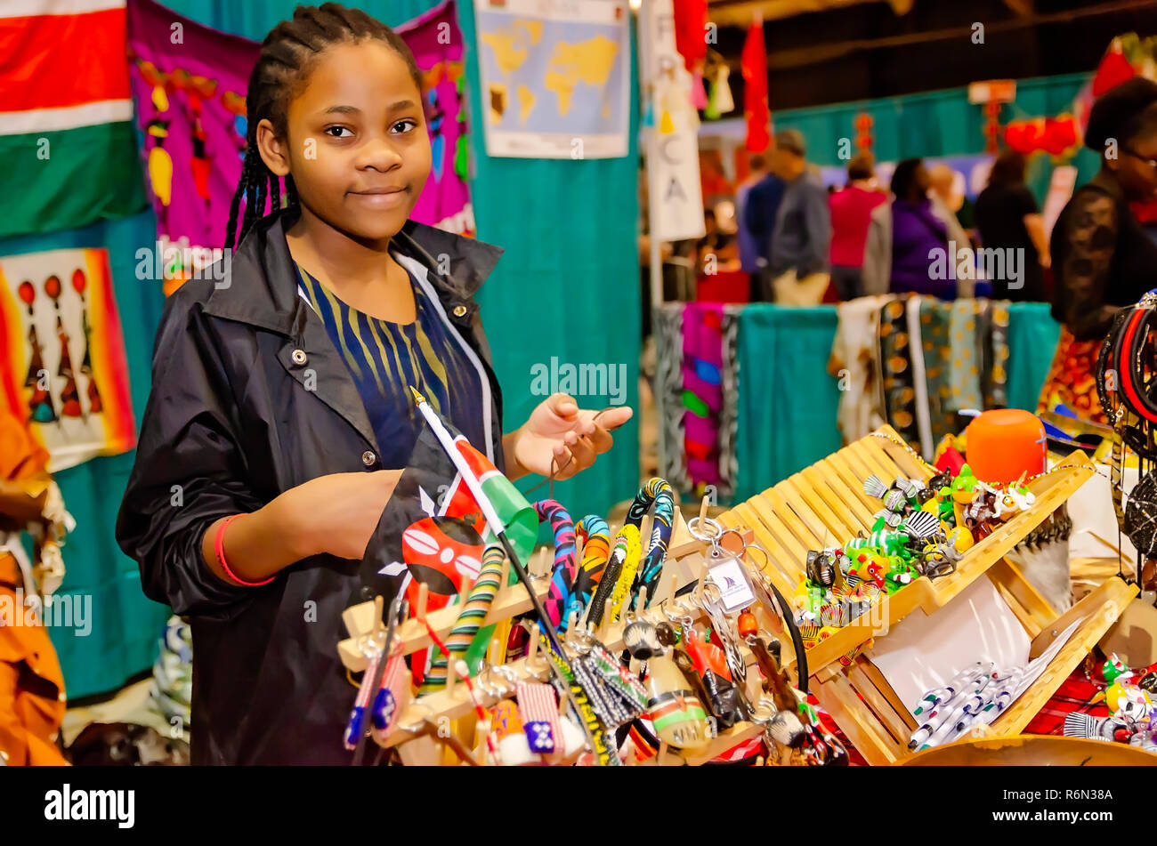 Eine kenianische Mädchen verkauft Souvenirs auf der 34. jährlichen Mobile International Festival, Nov. 17, 2018 in Mobile, Alabama. Stockfoto