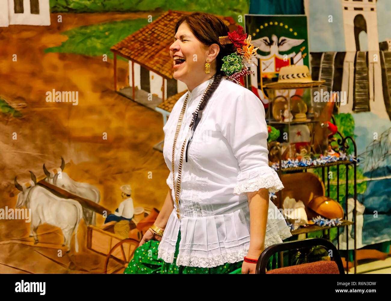 Eine panamasche Frau lacht auf der 34. jährlichen Mobile International Festival, Nov. 17, 2018 in Mobile, Alabama. Das festival Empfohlene Ausstellungen, Essen, ein Stockfoto