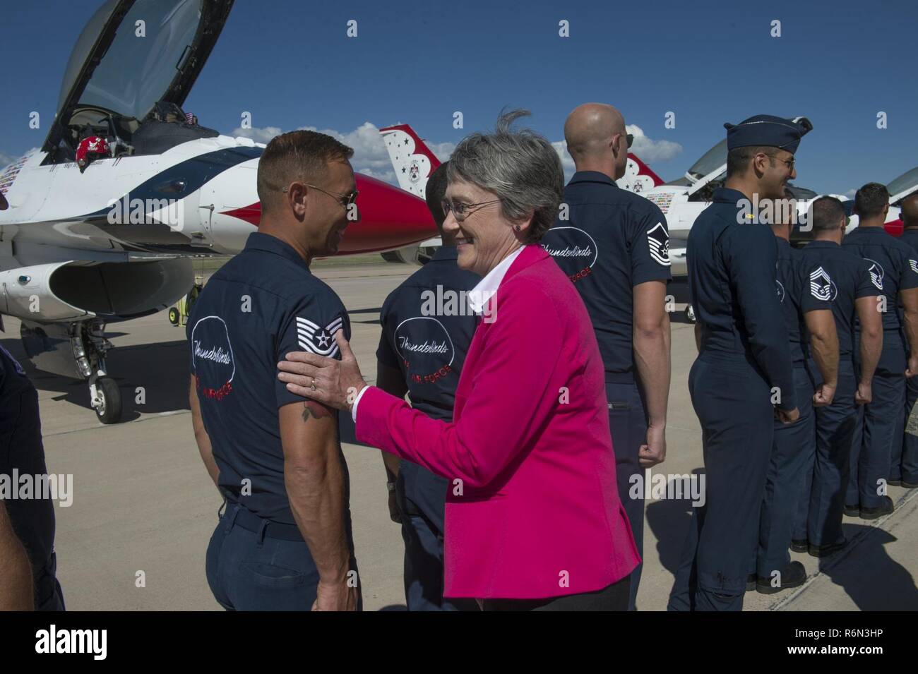 PETERSON AIR FORCE BASE, Colo - der Herr Abgeordnete Heather Wilson, Sekretär der Air Force, begrüßt die Mitglieder des Thunderbirds bei Peterson Air Force Base, Colo., 25. Mai 2017. Wilson für ein paar Tage treffen Flieger bei Peterson als Teil ihrer Basis Besuch als Secaf und die Thunderbirds waren in der Stadt an der US Air Force Academy Abschlussfeier durchzuführen. Stockfoto