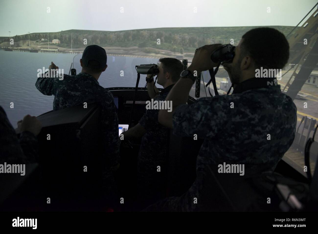 BANGOR, Washington (22. Mai 2017) Segler zum Gold Crew der geführten - Raketen-U-Boots USS Ohio zugeordnet (SSGN 726) Das neue Boot Brücke Trainer (SBT) bei Trident Training Service Bangor testen, bevor sie offiziell für die Crew Zertifizierung öffnet sich. Der SBT gibt u-boot Brücke Teammitglieder zu navigieren, Pilot und Moor, das Boot zu und von einem Pier, während der Interaktion mit einem komplexen visuellen und akustischen Umwelt, mit allen relevanten Schiff Sensoren und Systeme. Stockfoto