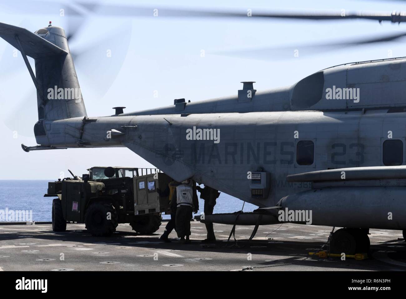 5. US-Flotte BEREICH VON OPERATIONEN (31. Mai 2017) Matrosen und Marines an Bord der Amphibischen dock Landung Schiff USS Carter Hall (LSD 50) Cargo aus der CH-53E Super Stallion Hubschrauber in die Blue Knights of Marine Medium Tiltrotor Squadron (VMM) 365 (Verstärkt) mit einem Gabelstapler auf dem Schiff Flight Deck zugeordnet entfernen. Carter Hall, Teil der Bataan amphibischen bereit, Gruppe, ist in die USA 5 Flotte Bereich für Maßnahmen zur Erhöhung der Sicherheit des Seeverkehrs auf die Verbündeten und Partnern zu beruhigen bereitgestellt, und der Freiheit der Schiffahrt und des freien Handels in der Region erhalten. Stockfoto