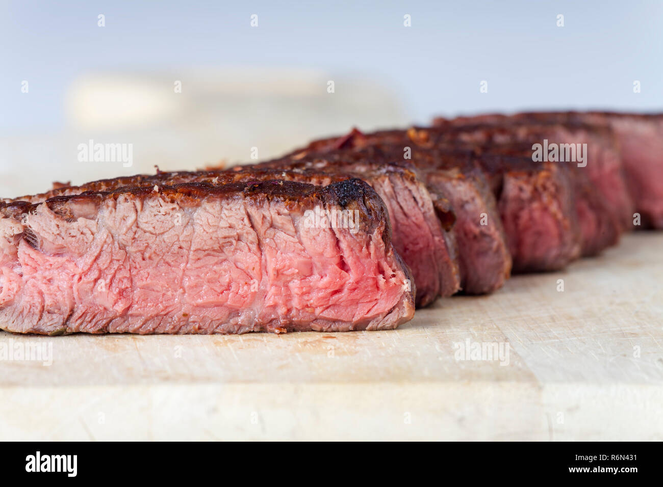 Reihe von steak Slices auf Holz Stockfoto