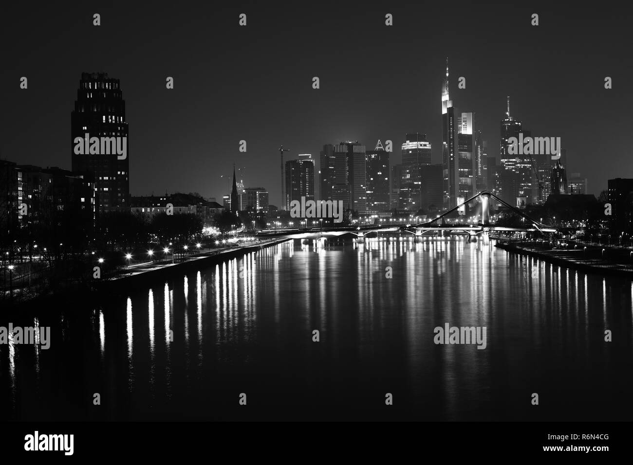 Die Skyline von Frankfurt bei Nacht Stockfoto