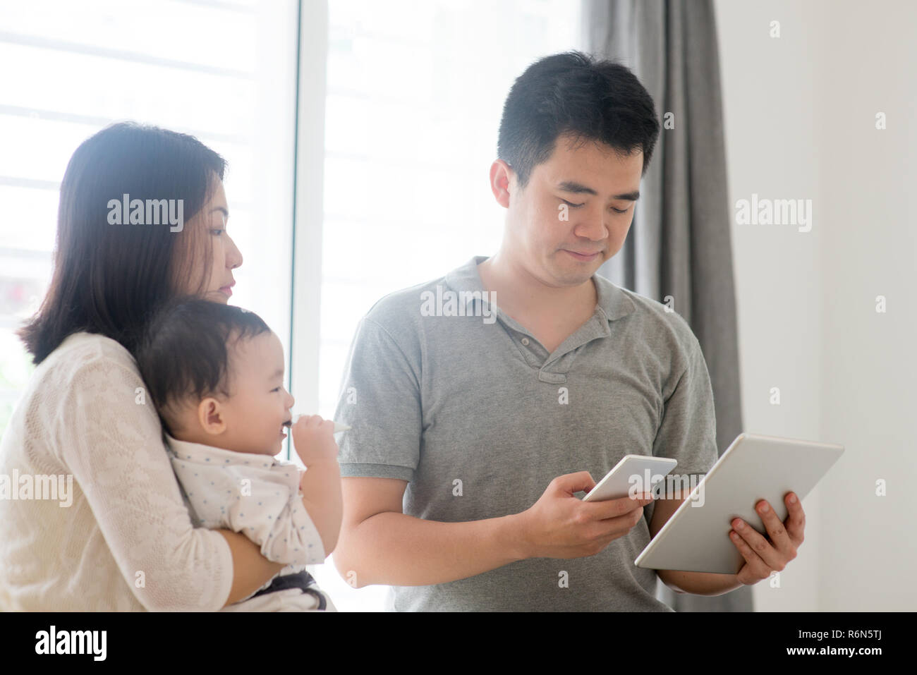 Asiatische Familie scannen QR-Code Stockfoto