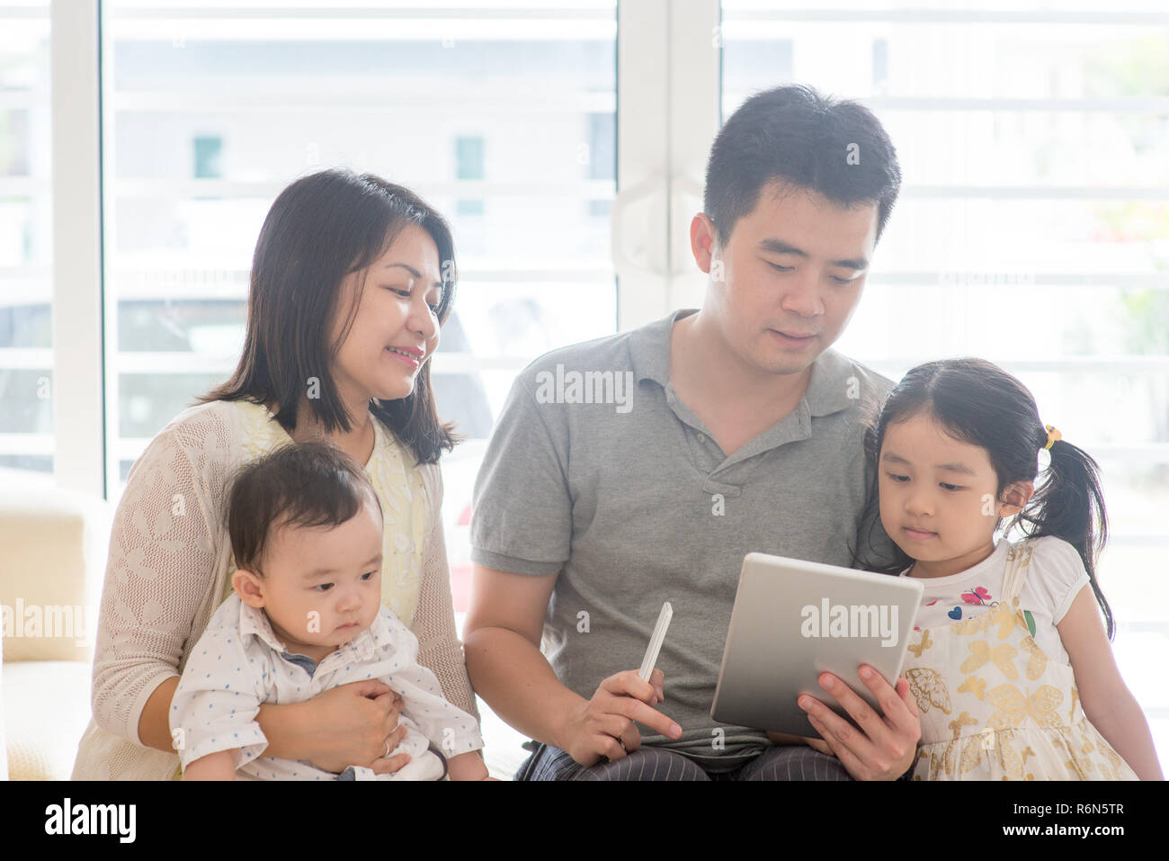 Asiatische Menschen scannen QR-Code Stockfoto