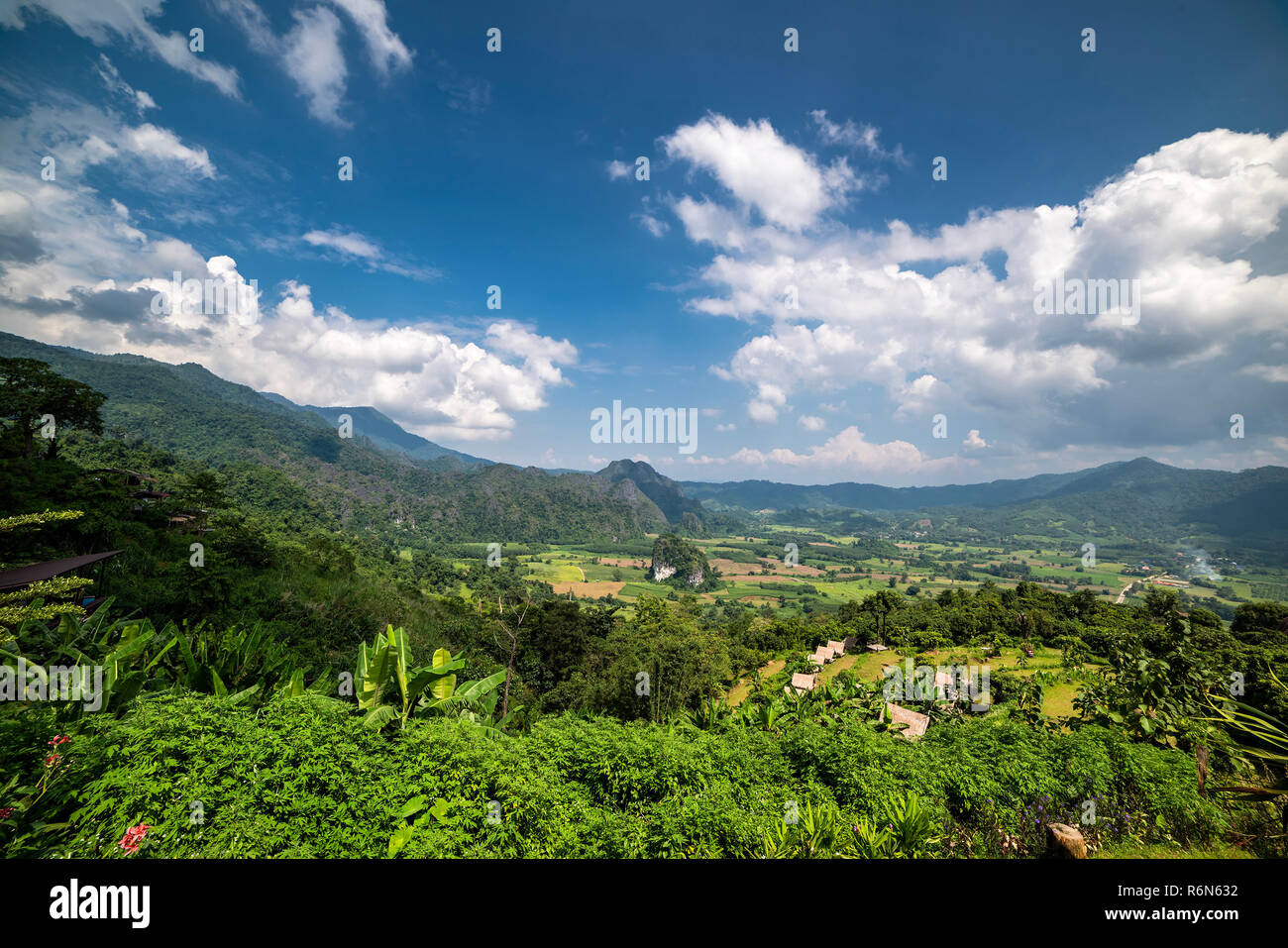 Die schöne Landschaft des Tals in Phu Lanka, kleinen Trail, Wanderung root, majestätischen malerischen Blick in den sonnigen Tag Stockfoto