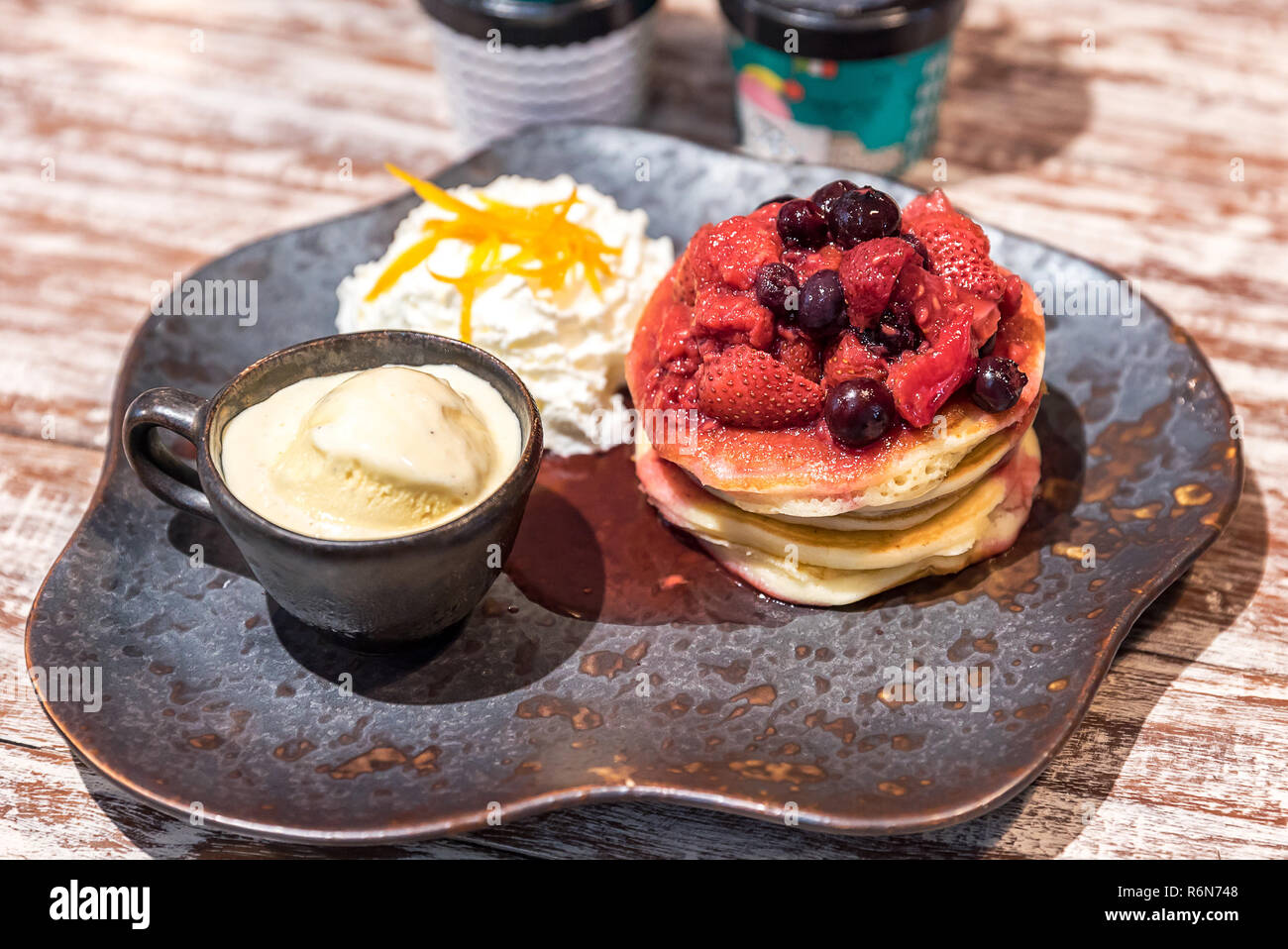 Palatschinken Mit Eis Stockfotografie Alamy