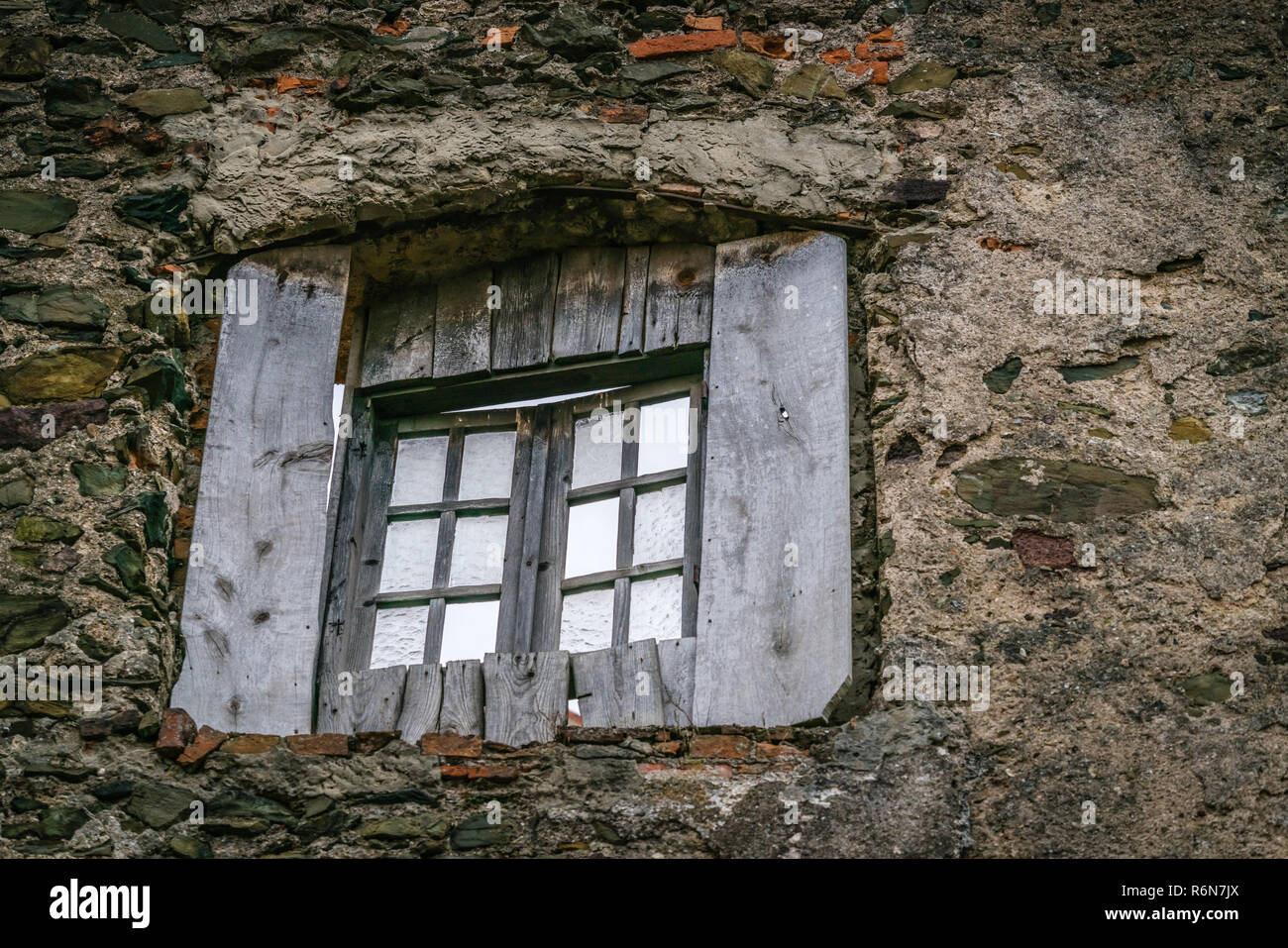 Alte Holz- Fenster in die dicken Mauern der Burg Stockfoto