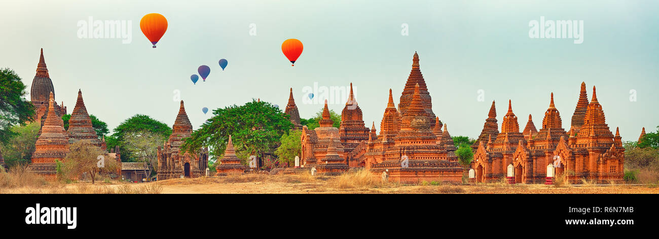 Ballons über Tempel in Bagan. Myanmar. Panorama Stockfoto