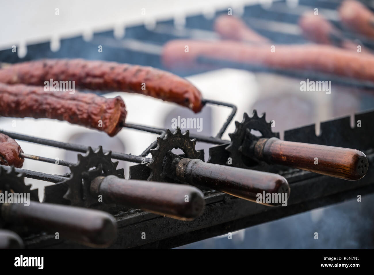 Schweine- und Rindfleisch Wurst auf dem Grill Stockfoto