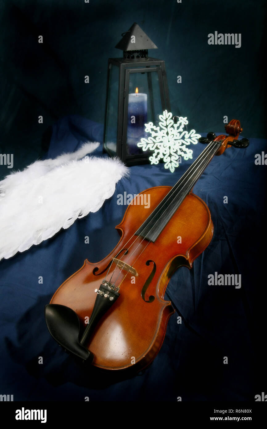 Weihnachten Stillleben mit Violine und Laterne Stockfotografie - Alamy