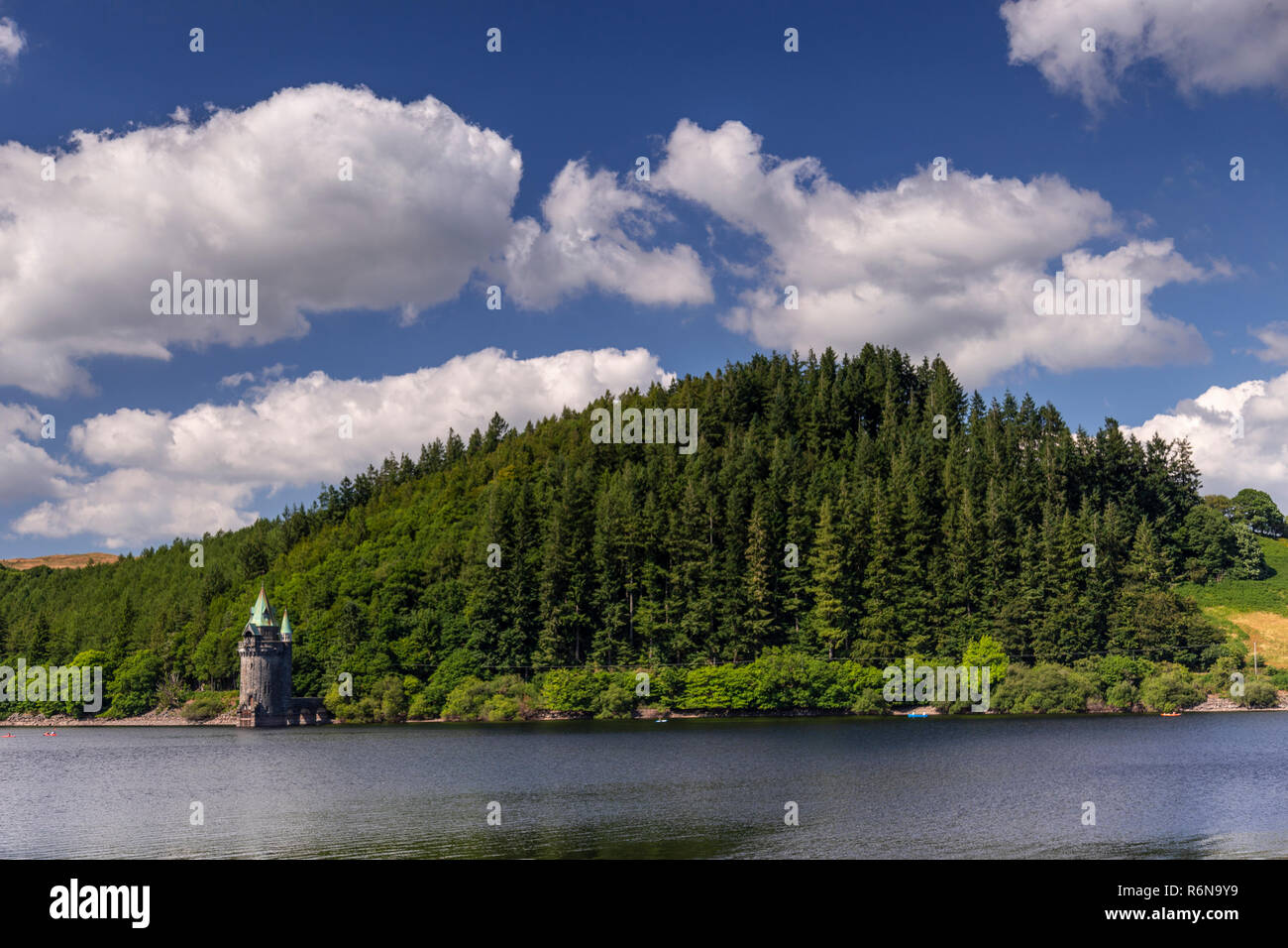 Victorian Tower am Lake Vyrnwy Reservoir in Powys, Wales Stockfoto