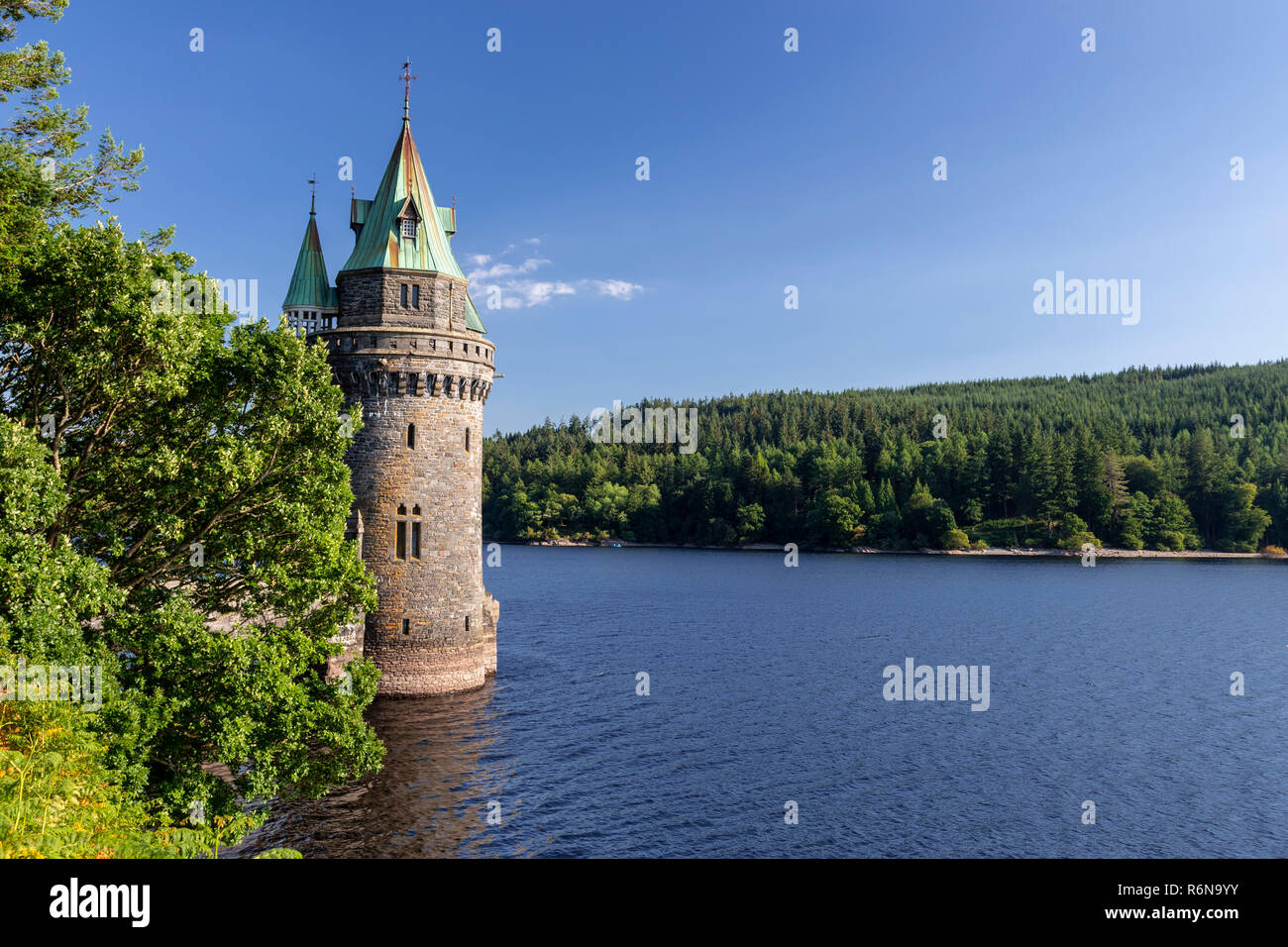 Victorian Tower am Lake Vyrnwy Reservoir in Powys, Wales Stockfoto